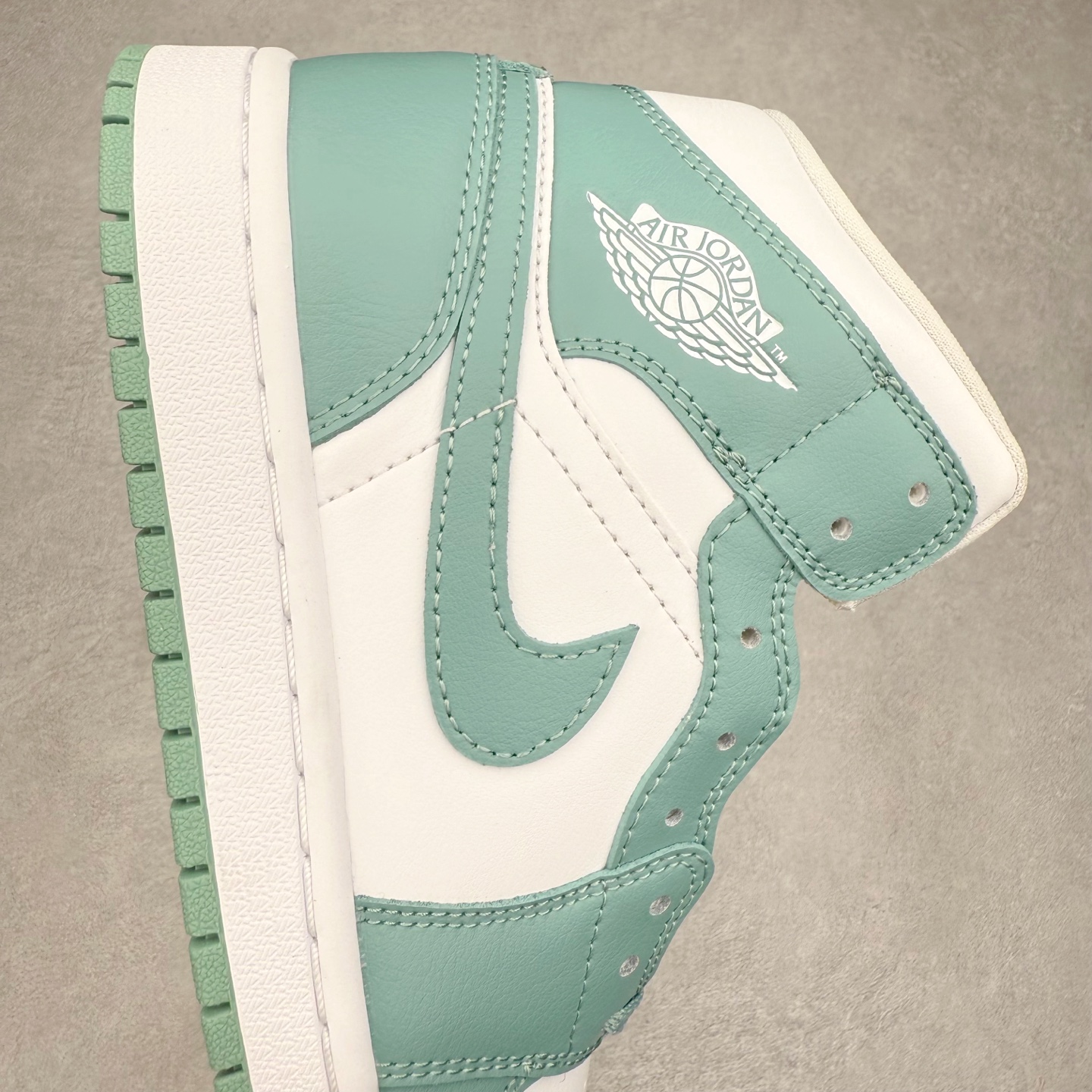图片[6]-＃DT纯原 Air Jordan AJ1 Mid 中帮 薄荷绿 BQ6472-138 终端优势供应 市面中低帮最具代表性版本没有之一 口碑大厂出品 品控大底版型不断改良更新 全套原纸板楦头开发 确保原汁原味 完美呈现版型 完美零毛边处理 原厂内置全掌气垫 价格定位良心 平台专用代工流水线出品 一眼公司既视感 拿到手的一瞬间就与众不同 碾压市面所有版本 全部原鞋开发 每一个配色都会采购原鞋确认细节 打破市面看图做货无好货之说 尺码：35.5 36 36.5 37.5 38 38.5 39 40 40.5 41 42 42.5 43 44 44.5 45 46-选品中心