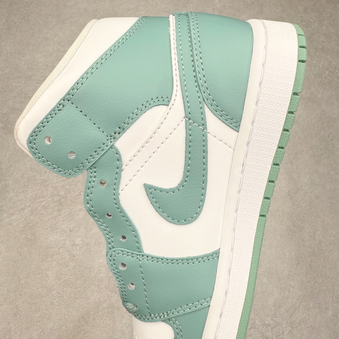 图片[7]-＃DT纯原 Air Jordan AJ1 Mid 中帮 薄荷绿 BQ6472-138 终端优势供应 市面中低帮最具代表性版本没有之一 口碑大厂出品 品控大底版型不断改良更新 全套原纸板楦头开发 确保原汁原味 完美呈现版型 完美零毛边处理 原厂内置全掌气垫 价格定位良心 平台专用代工流水线出品 一眼公司既视感 拿到手的一瞬间就与众不同 碾压市面所有版本 全部原鞋开发 每一个配色都会采购原鞋确认细节 打破市面看图做货无好货之说 尺码：35.5 36 36.5 37.5 38 38.5 39 40 40.5 41 42 42.5 43 44 44.5 45 46-选品中心