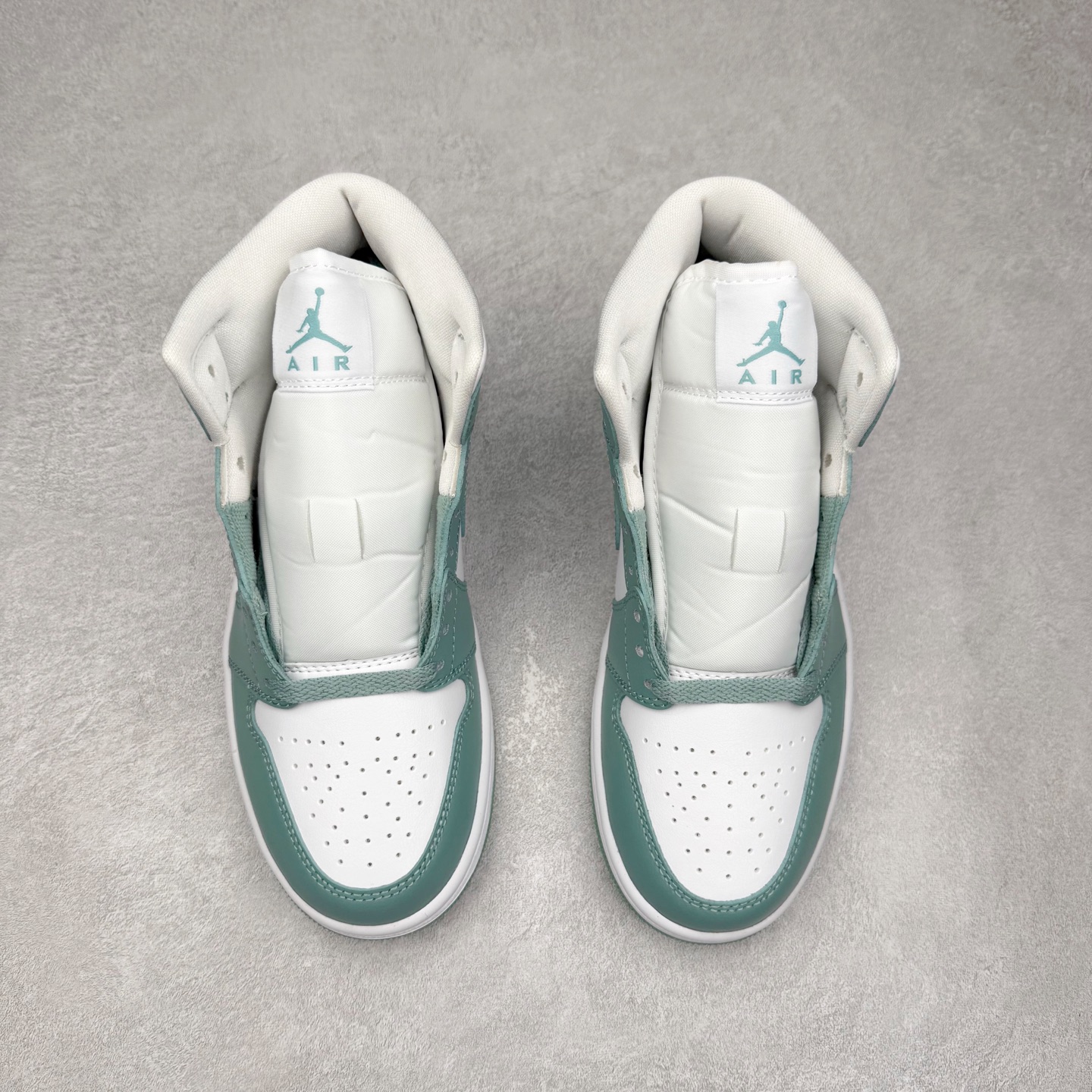 图片[2]-＃DT纯原 Air Jordan AJ1 Mid 中帮 薄荷绿 BQ6472-138 终端优势供应 市面中低帮最具代表性版本没有之一 口碑大厂出品 品控大底版型不断改良更新 全套原纸板楦头开发 确保原汁原味 完美呈现版型 完美零毛边处理 原厂内置全掌气垫 价格定位良心 平台专用代工流水线出品 一眼公司既视感 拿到手的一瞬间就与众不同 碾压市面所有版本 全部原鞋开发 每一个配色都会采购原鞋确认细节 打破市面看图做货无好货之说 尺码：35.5 36 36.5 37.5 38 38.5 39 40 40.5 41 42 42.5 43 44 44.5 45 46-选品中心