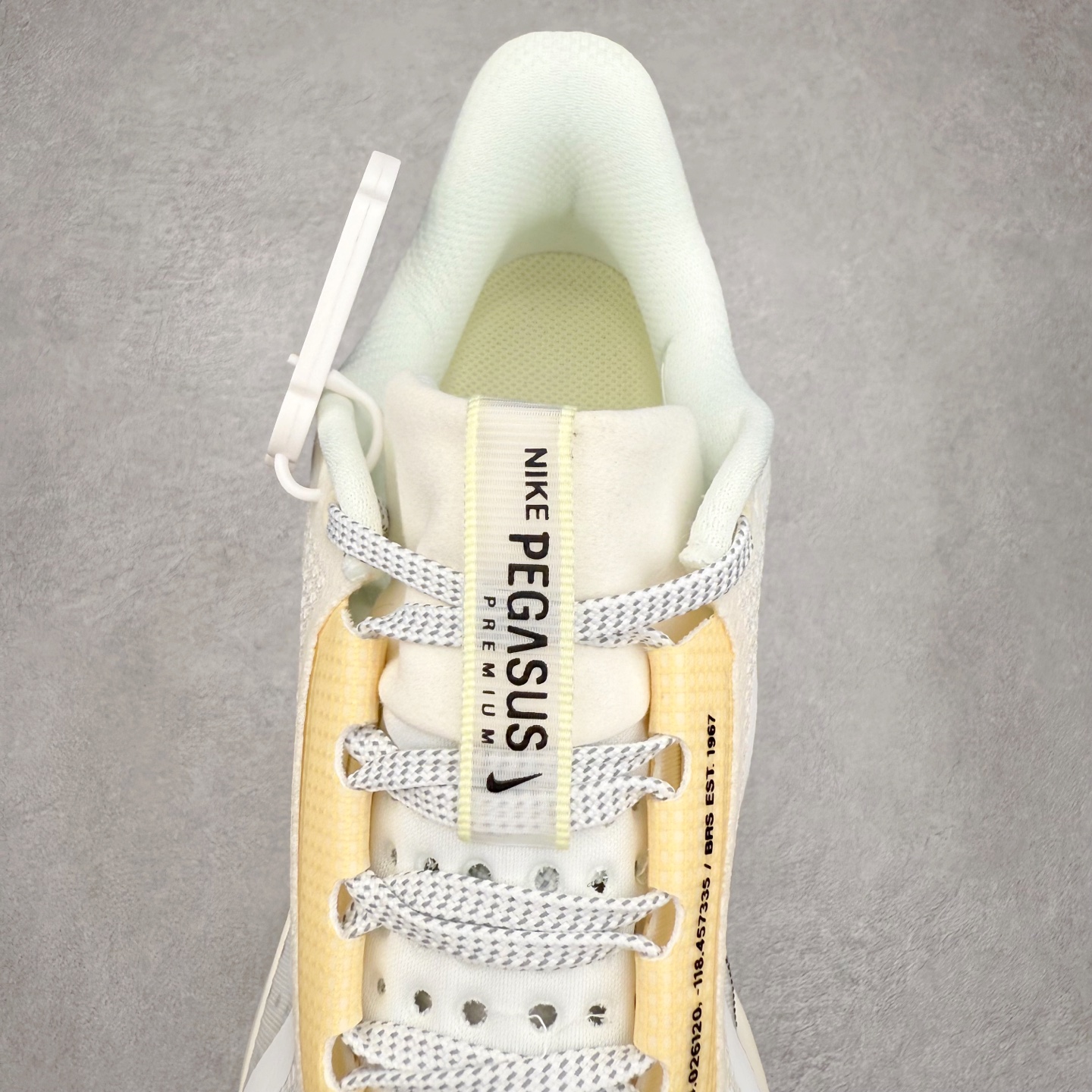 图片[5]-＃纯原 NK Pegasus Premium 飞马全掌气垫跑步运动鞋 HQ2593-104 气垫的究极进化 NIKE 2025S 新王炸 • 在特有Air科技加持下，耐克带来全新Pegasus Premium。这款跑鞋在传承耐克飞马（Pegasus）系列标志性的缓震功能的同时，将首次搭载耐克的塑型可视化Air Zoom气垫单元。• 塑型Air Zoom气垫单元贴合脚部的自然轮廓，帮助跑者在从后跟到脚趾的过渡中能够有效传递力量，带来一种前所未有的轻盈、顺畅回馈体验。中底采用ZoomX泡绵，后跟则使用ReactX泡绵，为跑者提供稳定流畅的推进感。• 塑型可视化Air Zoom气垫单元和精心配置的泡绵组合，让Pegasus Premium成为耐克飞马系列中颇具能量回馈的鞋款。• 全新Pegasus Premium不仅展示了耐克势头强劲的创新周期，证明了其特有的Air科技的强大实力，更体现了耐克倾听和服务运动员的能力。尺码：36 36.5 37.5 38 38.5 39 40 40.5 41 42 42.5 43 44 44.5 45-选品中心