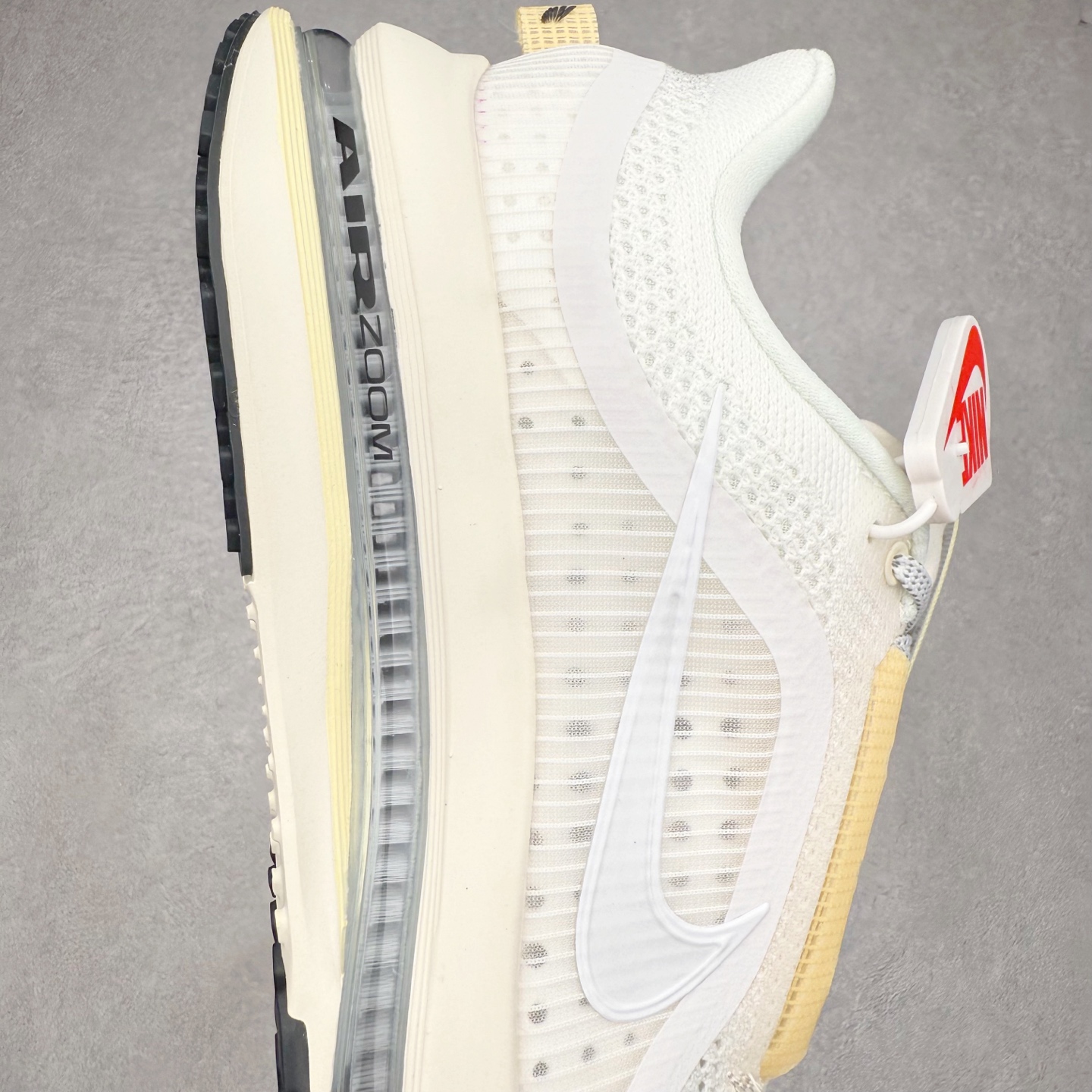 图片[6]-＃纯原 NK Pegasus Premium 飞马全掌气垫跑步运动鞋 HQ2593-104 气垫的究极进化 NIKE 2025S 新王炸 • 在特有Air科技加持下，耐克带来全新Pegasus Premium。这款跑鞋在传承耐克飞马（Pegasus）系列标志性的缓震功能的同时，将首次搭载耐克的塑型可视化Air Zoom气垫单元。• 塑型Air Zoom气垫单元贴合脚部的自然轮廓，帮助跑者在从后跟到脚趾的过渡中能够有效传递力量，带来一种前所未有的轻盈、顺畅回馈体验。中底采用ZoomX泡绵，后跟则使用ReactX泡绵，为跑者提供稳定流畅的推进感。• 塑型可视化Air Zoom气垫单元和精心配置的泡绵组合，让Pegasus Premium成为耐克飞马系列中颇具能量回馈的鞋款。• 全新Pegasus Premium不仅展示了耐克势头强劲的创新周期，证明了其特有的Air科技的强大实力，更体现了耐克倾听和服务运动员的能力。尺码：36 36.5 37.5 38 38.5 39 40 40.5 41 42 42.5 43 44 44.5 45-选品中心