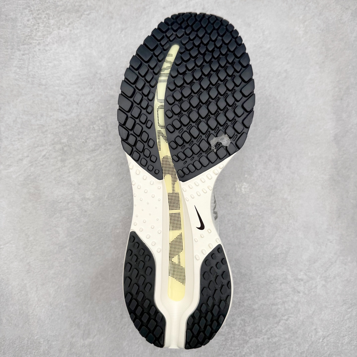 图片[9]-＃纯原 NK Pegasus Premium 飞马全掌气垫跑步运动鞋 HQ2593-104 气垫的究极进化 NIKE 2025S 新王炸 • 在特有Air科技加持下，耐克带来全新Pegasus Premium。这款跑鞋在传承耐克飞马（Pegasus）系列标志性的缓震功能的同时，将首次搭载耐克的塑型可视化Air Zoom气垫单元。• 塑型Air Zoom气垫单元贴合脚部的自然轮廓，帮助跑者在从后跟到脚趾的过渡中能够有效传递力量，带来一种前所未有的轻盈、顺畅回馈体验。中底采用ZoomX泡绵，后跟则使用ReactX泡绵，为跑者提供稳定流畅的推进感。• 塑型可视化Air Zoom气垫单元和精心配置的泡绵组合，让Pegasus Premium成为耐克飞马系列中颇具能量回馈的鞋款。• 全新Pegasus Premium不仅展示了耐克势头强劲的创新周期，证明了其特有的Air科技的强大实力，更体现了耐克倾听和服务运动员的能力。尺码：36 36.5 37.5 38 38.5 39 40 40.5 41 42 42.5 43 44 44.5 45-选品中心