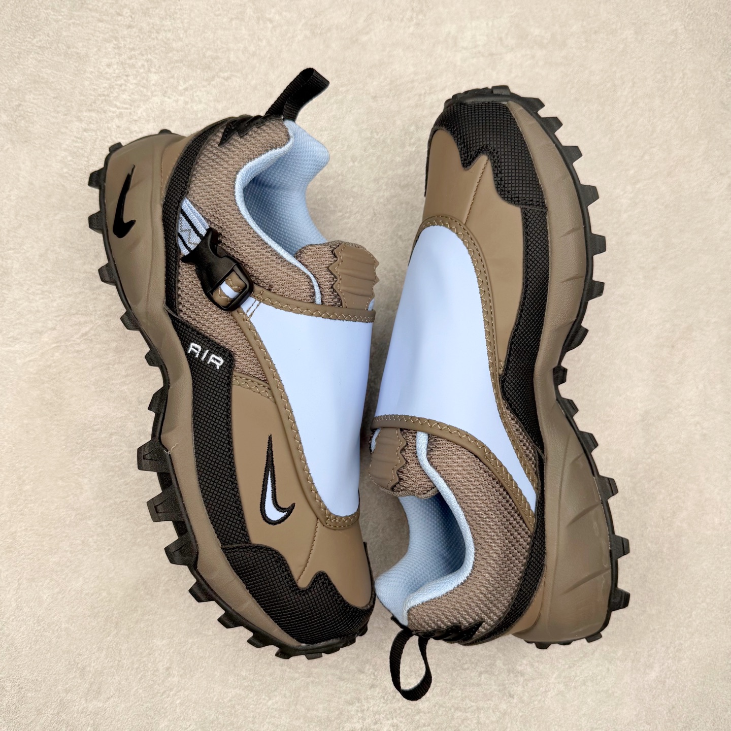 图片[3]-NK ACG Air Phassad 时尚舒适防滑透气低帮户外功能鞋 男女同款 全新来袭 该款沿袭前代高帮版型的设计传统 轻盈鞋面结合灵巧的脚踝包裹设计 为双足打造出一体化的舒适脚感 助力轻松畅行 中底融入柔软的React泡棉与Vaporfiy 科技 让你在岩石小径徒步时也像行走在都市般轻松舒适 粘性橡胶大底铸就了攀岩级别的出众抓地力 助你从容面对各种环境挑战 尺码：36 36.5 37.5 38 38.5 39 40 40.5 41 42 42.5 43 44 44.5 45 46-选品中心