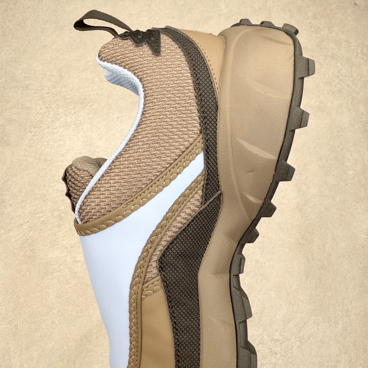 图片[7]-NK ACG Air Phassad 时尚舒适防滑透气低帮户外功能鞋 男女同款 全新来袭 该款沿袭前代高帮版型的设计传统 轻盈鞋面结合灵巧的脚踝包裹设计 为双足打造出一体化的舒适脚感 助力轻松畅行 中底融入柔软的React泡棉与Vaporfiy 科技 让你在岩石小径徒步时也像行走在都市般轻松舒适 粘性橡胶大底铸就了攀岩级别的出众抓地力 助你从容面对各种环境挑战 尺码：36 36.5 37.5 38 38.5 39 40 40.5 41 42 42.5 43 44 44.5 45 46-选品中心