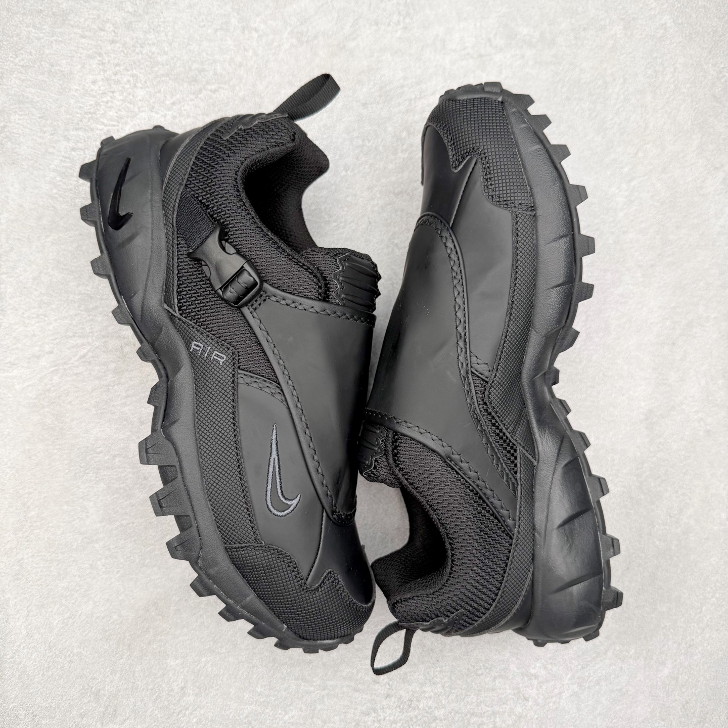 图片[3]-NK ACG Air Phassad 时尚舒适防滑透气低帮户外功能鞋 男女同款 全新来袭 该款沿袭前代高帮版型的设计传统 轻盈鞋面结合灵巧的脚踝包裹设计 为双足打造出一体化的舒适脚感 助力轻松畅行 中底融入柔软的React泡棉与Vaporfiy 科技 让你在岩石小径徒步时也像行走在都市般轻松舒适 粘性橡胶大底铸就了攀岩级别的出众抓地力 助你从容面对各种环境挑战 尺码：36 36.5 37.5 38 38.5 39 40 40.5 41 42 42.5 43 44 44.5 45 46-选品中心