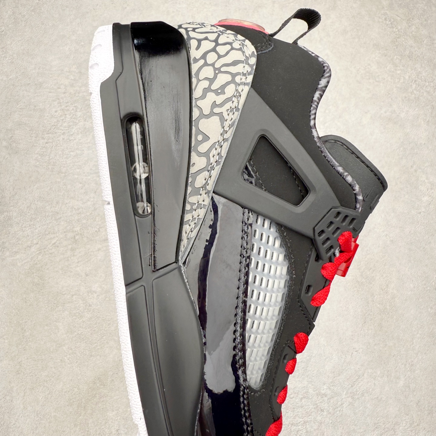 图片[6]-Jordan Spizike Low AJ复古低帮篮球鞋 FQ1759-060 这款鞋子著名导演斯派克李的Jordan Spizike专属 预计于明年夏季推出全新低帮版本 将包括三款配色 经典爆裂纹非常复古 两款配色分别以大学红和黑曜石蓝进行区分 鞋身设计中依旧带有大象爆裂纹、鞋侧束带、塑胶网布等经典元素 之后 在鞋舌、内衬以及鞋底等位置缀以大学红和黑曜石蓝搭配 带来全新造型 尺码：36 36.5 37.5 38 38.5 39 40 40.5 41 42 42.5 43 44 44.5 45 46-选品中心