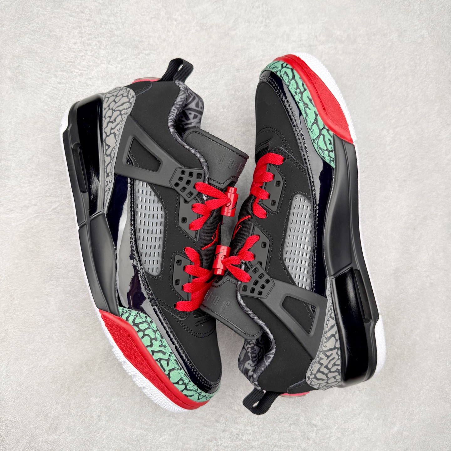 图片[3]-Jordan Spizike Low AJ复古低帮篮球鞋 FQ1759-060 这款鞋子著名导演斯派克李的Jordan Spizike专属 预计于明年夏季推出全新低帮版本 将包括三款配色 经典爆裂纹非常复古 两款配色分别以大学红和黑曜石蓝进行区分 鞋身设计中依旧带有大象爆裂纹、鞋侧束带、塑胶网布等经典元素 之后 在鞋舌、内衬以及鞋底等位置缀以大学红和黑曜石蓝搭配 带来全新造型 尺码：36 36.5 37.5 38 38.5 39 40 40.5 41 42 42.5 43 44 44.5 45 46-选品中心