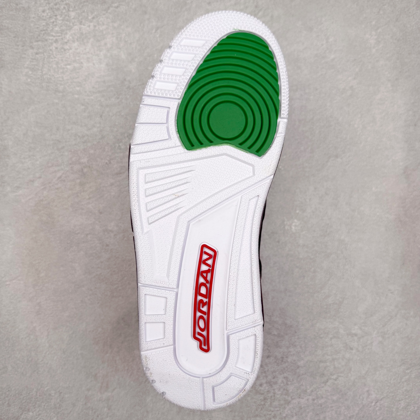 图片[9]-Jordan Spizike Low AJ复古低帮篮球鞋 FQ1759-060 这款鞋子著名导演斯派克李的Jordan Spizike专属 预计于明年夏季推出全新低帮版本 将包括三款配色 经典爆裂纹非常复古 两款配色分别以大学红和黑曜石蓝进行区分 鞋身设计中依旧带有大象爆裂纹、鞋侧束带、塑胶网布等经典元素 之后 在鞋舌、内衬以及鞋底等位置缀以大学红和黑曜石蓝搭配 带来全新造型 尺码：36 36.5 37.5 38 38.5 39 40 40.5 41 42 42.5 43 44 44.5 45 46-选品中心