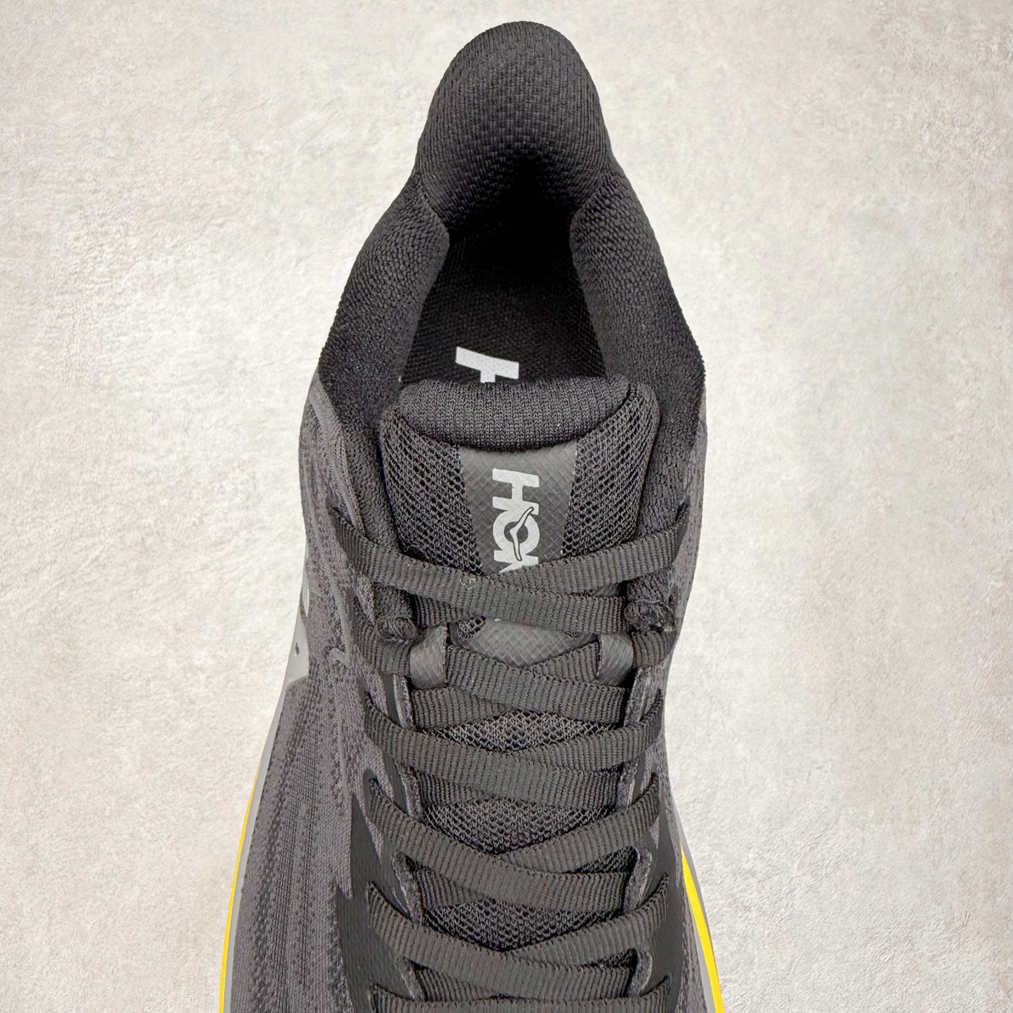 图片[5]-HOKA ONE ONE Clifton 克里夫顿10代专业性能减震公路跑步鞋 轻盈透气的针织网面和纱线的使用让鞋面更挺拔 增强鞋面的强度和支撑性能 搭配柔软的鞋舌 让双脚在舒适包裹中跑的更加畅快 全新泡棉中底 柔软的同时增强回弹性能 为不同跑者提供更平稳流畅的脚感 带来全面的缓冲保护 根据人体工程学设计的延长拉襟 后跟处弹软的海绵填充舒适固定 避免掉跟和摩擦 相比上一代光滑的内衬 Clifton 的内衬增强了摩擦力 避免双脚在鞋内滑动 尺码：36 36.5 37.5 38 38.5 39 40 40.5 41 42 42.5 43 44 44.5 45-选品中心