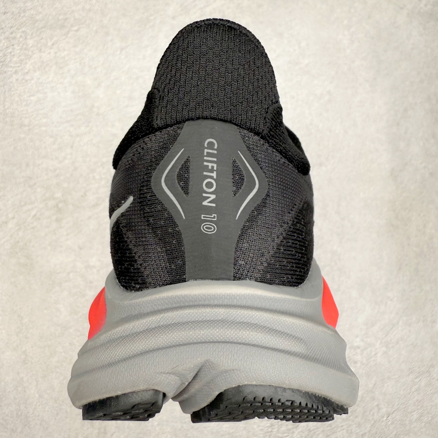 图片[8]-HOKA ONE ONE Clifton 克里夫顿10代专业性能减震公路跑步鞋 轻盈透气的针织网面和纱线的使用让鞋面更挺拔 增强鞋面的强度和支撑性能 搭配柔软的鞋舌 让双脚在舒适包裹中跑的更加畅快 全新泡棉中底 柔软的同时增强回弹性能 为不同跑者提供更平稳流畅的脚感 带来全面的缓冲保护 根据人体工程学设计的延长拉襟 后跟处弹软的海绵填充舒适固定 避免掉跟和摩擦 相比上一代光滑的内衬 Clifton 的内衬增强了摩擦力 避免双脚在鞋内滑动 尺码：36 36.5 37.5 38 38.5 39 40 40.5 41 42 42.5 43 44 44.5 45-选品中心