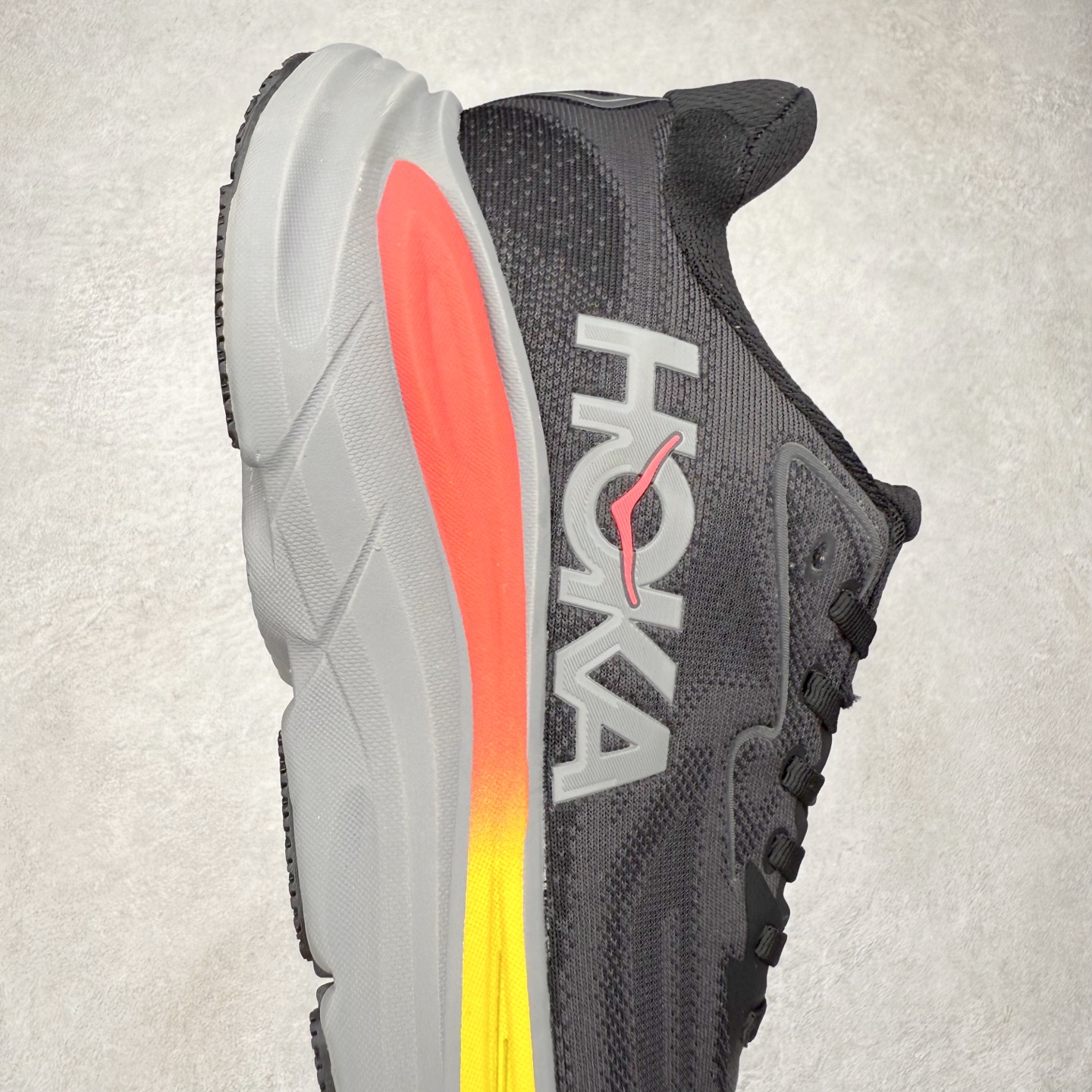 图片[6]-HOKA ONE ONE Clifton 克里夫顿10代专业性能减震公路跑步鞋 轻盈透气的针织网面和纱线的使用让鞋面更挺拔 增强鞋面的强度和支撑性能 搭配柔软的鞋舌 让双脚在舒适包裹中跑的更加畅快 全新泡棉中底 柔软的同时增强回弹性能 为不同跑者提供更平稳流畅的脚感 带来全面的缓冲保护 根据人体工程学设计的延长拉襟 后跟处弹软的海绵填充舒适固定 避免掉跟和摩擦 相比上一代光滑的内衬 Clifton 的内衬增强了摩擦力 避免双脚在鞋内滑动 尺码：36 36.5 37.5 38 38.5 39 40 40.5 41 42 42.5 43 44 44.5 45-选品中心