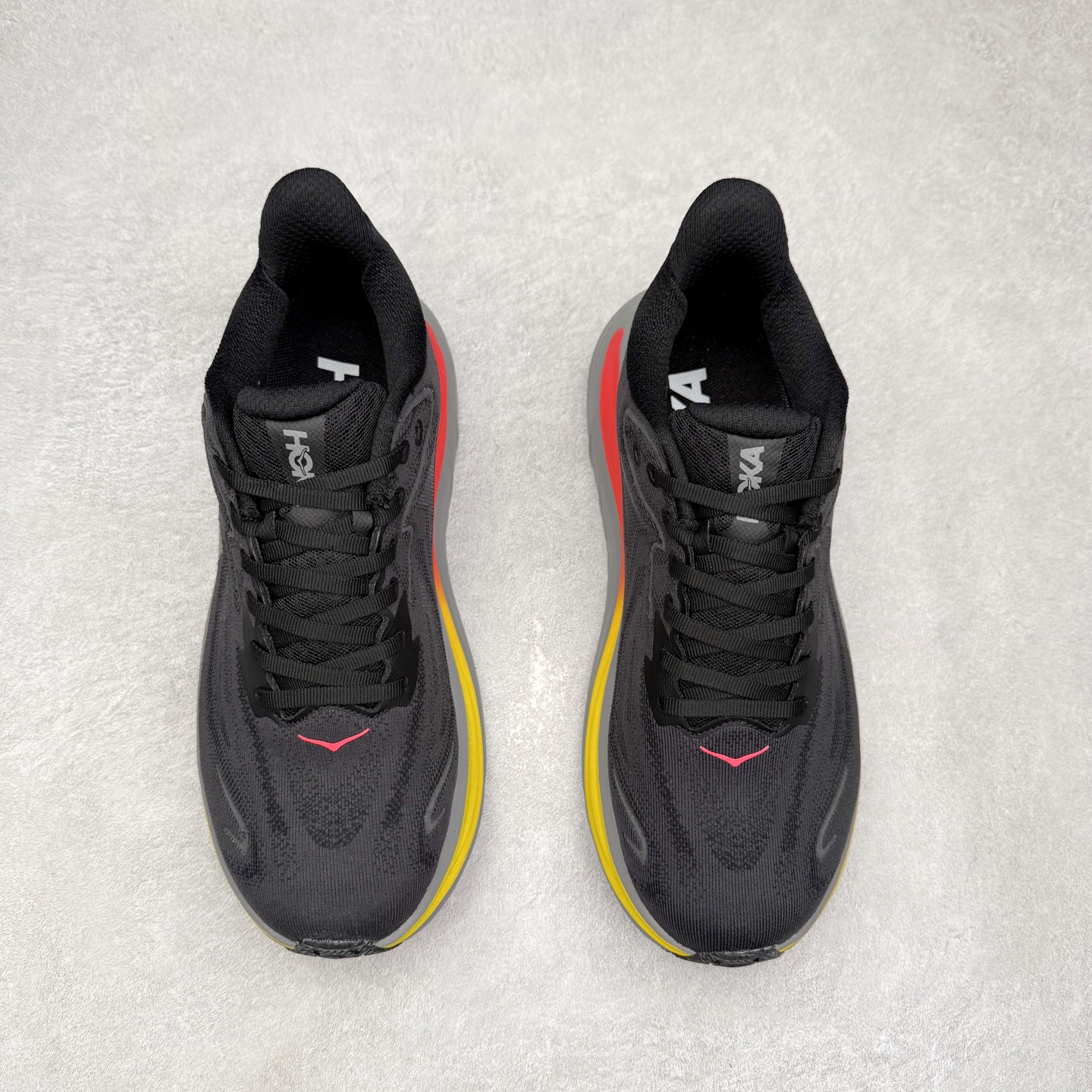 图片[2]-HOKA ONE ONE Clifton 克里夫顿10代专业性能减震公路跑步鞋 轻盈透气的针织网面和纱线的使用让鞋面更挺拔 增强鞋面的强度和支撑性能 搭配柔软的鞋舌 让双脚在舒适包裹中跑的更加畅快 全新泡棉中底 柔软的同时增强回弹性能 为不同跑者提供更平稳流畅的脚感 带来全面的缓冲保护 根据人体工程学设计的延长拉襟 后跟处弹软的海绵填充舒适固定 避免掉跟和摩擦 相比上一代光滑的内衬 Clifton 的内衬增强了摩擦力 避免双脚在鞋内滑动 尺码：36 36.5 37.5 38 38.5 39 40 40.5 41 42 42.5 43 44 44.5 45-选品中心