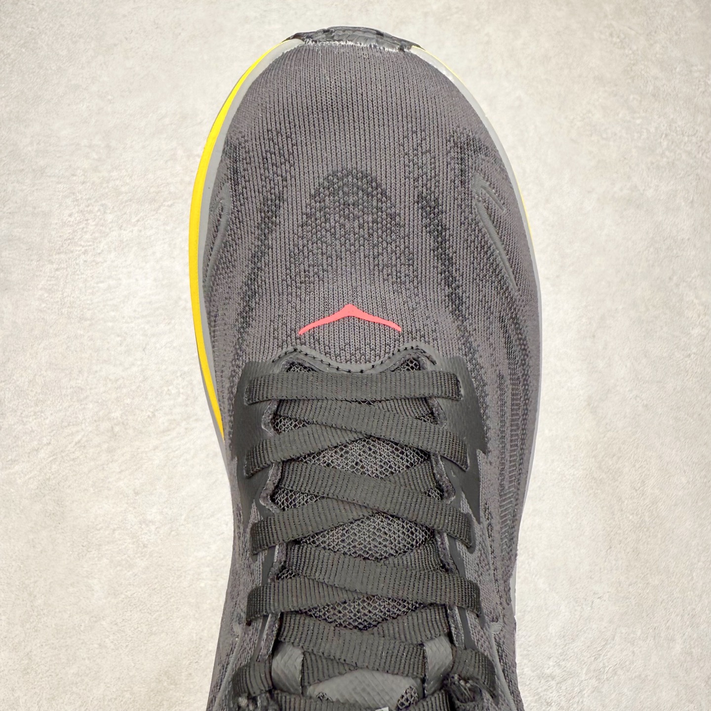 图片[4]-HOKA ONE ONE Clifton 克里夫顿10代专业性能减震公路跑步鞋 轻盈透气的针织网面和纱线的使用让鞋面更挺拔 增强鞋面的强度和支撑性能 搭配柔软的鞋舌 让双脚在舒适包裹中跑的更加畅快 全新泡棉中底 柔软的同时增强回弹性能 为不同跑者提供更平稳流畅的脚感 带来全面的缓冲保护 根据人体工程学设计的延长拉襟 后跟处弹软的海绵填充舒适固定 避免掉跟和摩擦 相比上一代光滑的内衬 Clifton 的内衬增强了摩擦力 避免双脚在鞋内滑动 尺码：36 36.5 37.5 38 38.5 39 40 40.5 41 42 42.5 43 44 44.5 45-选品中心