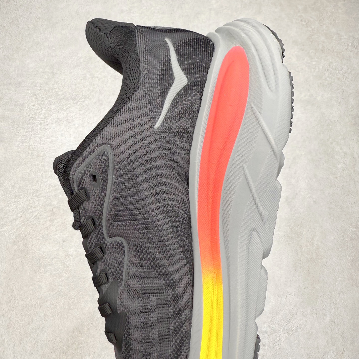 图片[7]-HOKA ONE ONE Clifton 克里夫顿10代专业性能减震公路跑步鞋 轻盈透气的针织网面和纱线的使用让鞋面更挺拔 增强鞋面的强度和支撑性能 搭配柔软的鞋舌 让双脚在舒适包裹中跑的更加畅快 全新泡棉中底 柔软的同时增强回弹性能 为不同跑者提供更平稳流畅的脚感 带来全面的缓冲保护 根据人体工程学设计的延长拉襟 后跟处弹软的海绵填充舒适固定 避免掉跟和摩擦 相比上一代光滑的内衬 Clifton 的内衬增强了摩擦力 避免双脚在鞋内滑动 尺码：36 36.5 37.5 38 38.5 39 40 40.5 41 42 42.5 43 44 44.5 45-选品中心