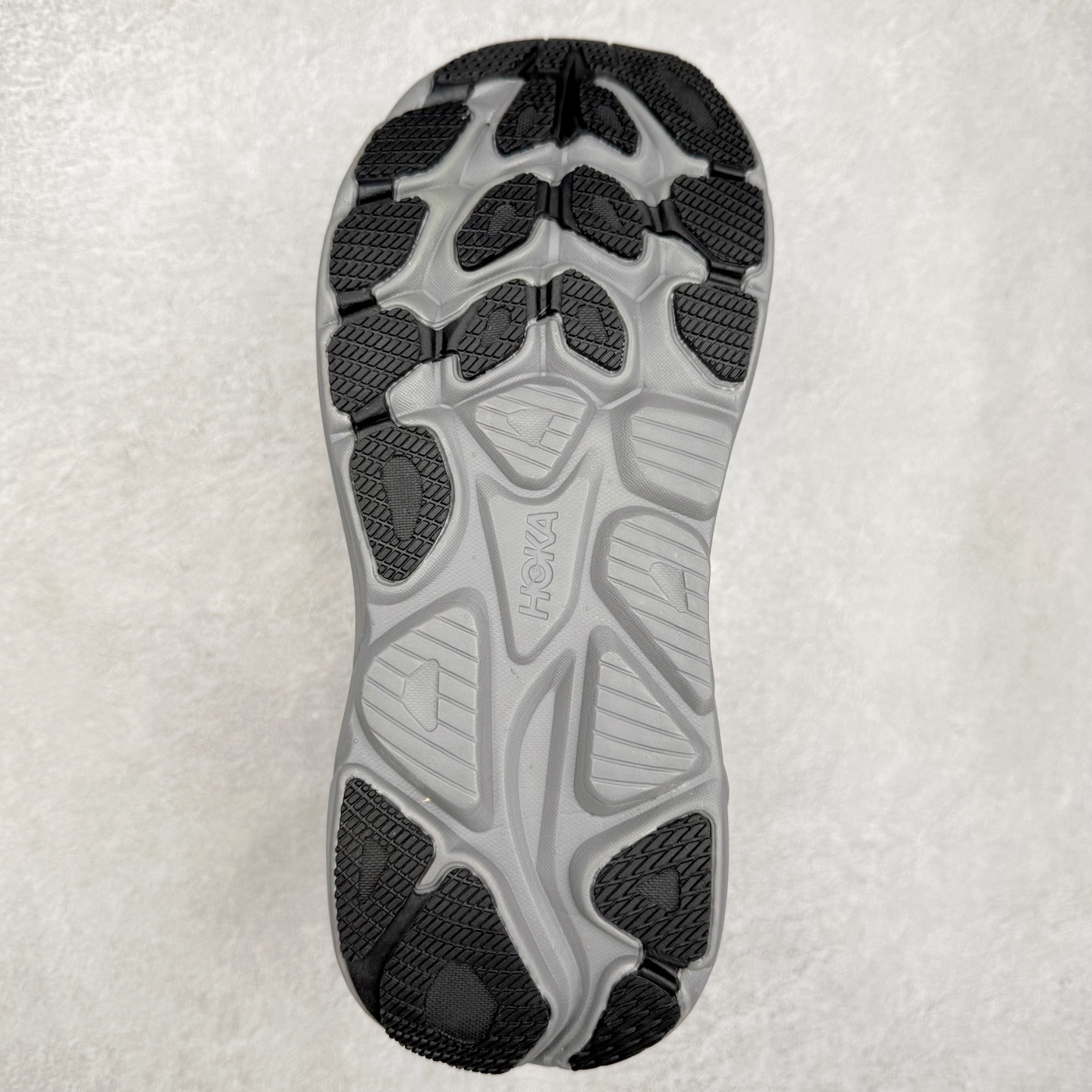 图片[9]-HOKA ONE ONE Clifton 克里夫顿10代专业性能减震公路跑步鞋 轻盈透气的针织网面和纱线的使用让鞋面更挺拔 增强鞋面的强度和支撑性能 搭配柔软的鞋舌 让双脚在舒适包裹中跑的更加畅快 全新泡棉中底 柔软的同时增强回弹性能 为不同跑者提供更平稳流畅的脚感 带来全面的缓冲保护 根据人体工程学设计的延长拉襟 后跟处弹软的海绵填充舒适固定 避免掉跟和摩擦 相比上一代光滑的内衬 Clifton 的内衬增强了摩擦力 避免双脚在鞋内滑动 尺码：36 36.5 37.5 38 38.5 39 40 40.5 41 42 42.5 43 44 44.5 45-选品中心