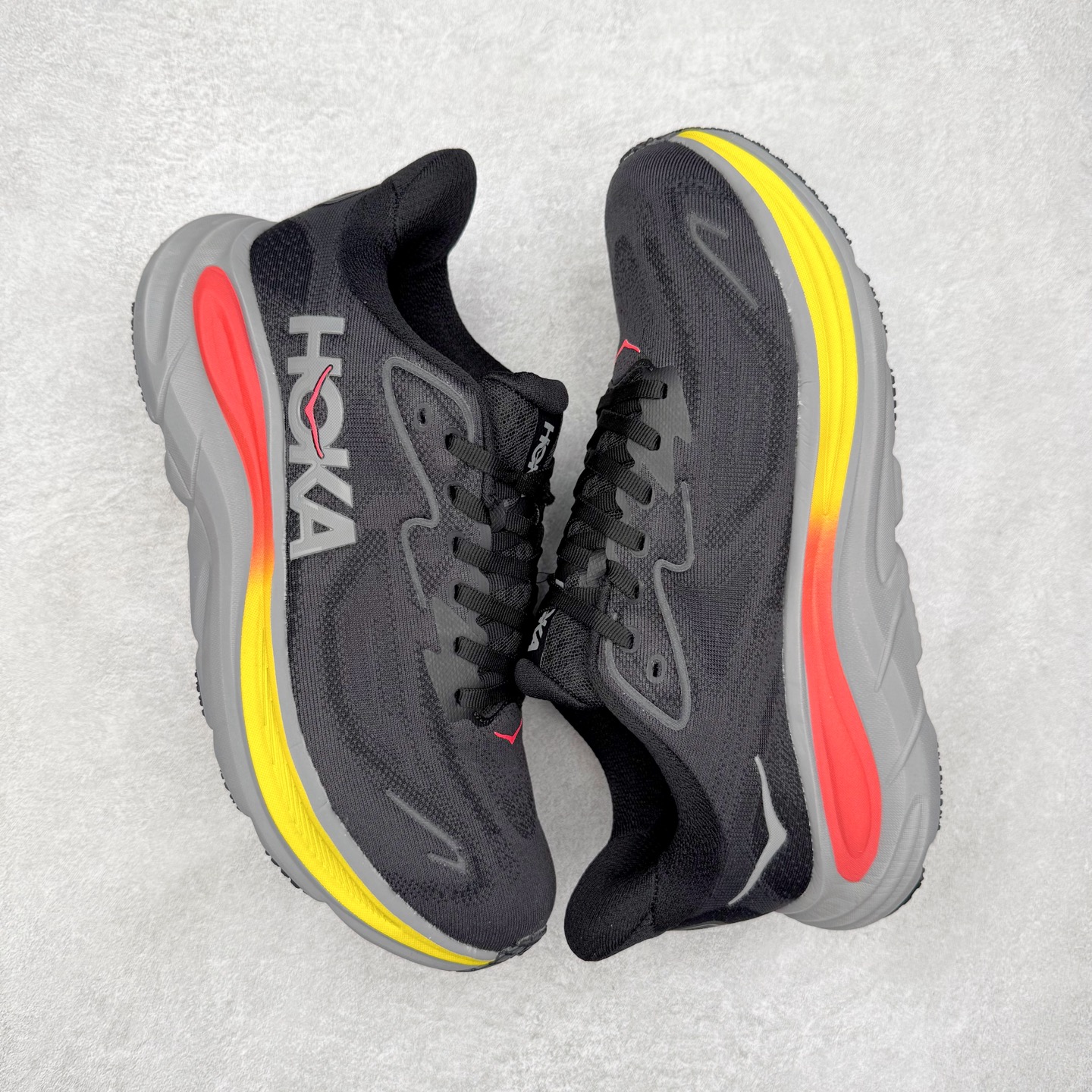 图片[3]-HOKA ONE ONE Clifton 克里夫顿10代专业性能减震公路跑步鞋 轻盈透气的针织网面和纱线的使用让鞋面更挺拔 增强鞋面的强度和支撑性能 搭配柔软的鞋舌 让双脚在舒适包裹中跑的更加畅快 全新泡棉中底 柔软的同时增强回弹性能 为不同跑者提供更平稳流畅的脚感 带来全面的缓冲保护 根据人体工程学设计的延长拉襟 后跟处弹软的海绵填充舒适固定 避免掉跟和摩擦 相比上一代光滑的内衬 Clifton 的内衬增强了摩擦力 避免双脚在鞋内滑动 尺码：36 36.5 37.5 38 38.5 39 40 40.5 41 42 42.5 43 44 44.5 45-选品中心