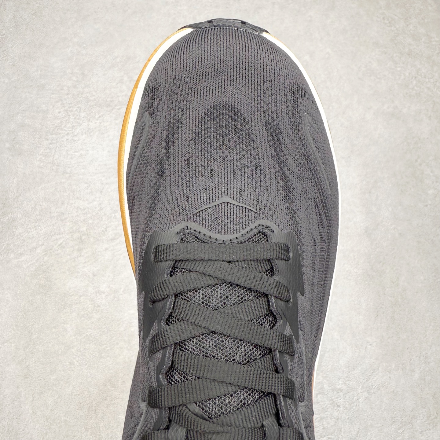 图片[4]-HOKA ONE ONE Clifton 克里夫顿10代专业性能减震公路跑步鞋 轻盈透气的针织网面和纱线的使用让鞋面更挺拔 增强鞋面的强度和支撑性能 搭配柔软的鞋舌 让双脚在舒适包裹中跑的更加畅快 全新泡棉中底 柔软的同时增强回弹性能 为不同跑者提供更平稳流畅的脚感 带来全面的缓冲保护 根据人体工程学设计的延长拉襟 后跟处弹软的海绵填充舒适固定 避免掉跟和摩擦 相比上一代光滑的内衬 Clifton 的内衬增强了摩擦力 避免双脚在鞋内滑动 尺码：36 36.5 37.5 38 38.5 39 40 40.5 41 42 42.5 43 44 44.5 45-选品中心