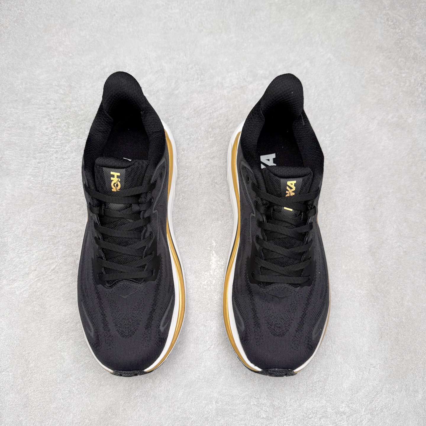 图片[2]-HOKA ONE ONE Clifton 克里夫顿10代专业性能减震公路跑步鞋 轻盈透气的针织网面和纱线的使用让鞋面更挺拔 增强鞋面的强度和支撑性能 搭配柔软的鞋舌 让双脚在舒适包裹中跑的更加畅快 全新泡棉中底 柔软的同时增强回弹性能 为不同跑者提供更平稳流畅的脚感 带来全面的缓冲保护 根据人体工程学设计的延长拉襟 后跟处弹软的海绵填充舒适固定 避免掉跟和摩擦 相比上一代光滑的内衬 Clifton 的内衬增强了摩擦力 避免双脚在鞋内滑动 尺码：36 36.5 37.5 38 38.5 39 40 40.5 41 42 42.5 43 44 44.5 45-选品中心