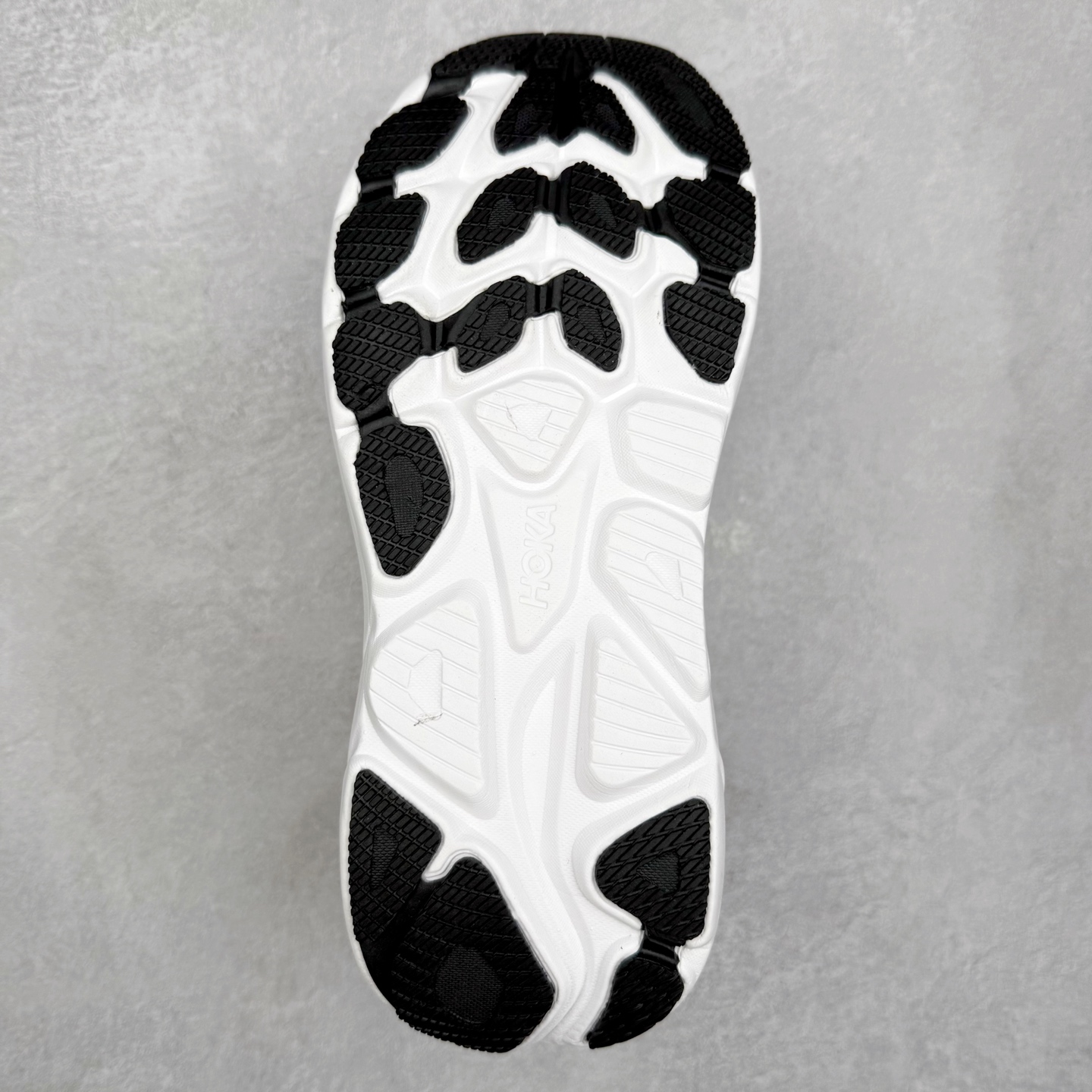 图片[9]-HOKA ONE ONE Clifton 克里夫顿10代专业性能减震公路跑步鞋 轻盈透气的针织网面和纱线的使用让鞋面更挺拔 增强鞋面的强度和支撑性能 搭配柔软的鞋舌 让双脚在舒适包裹中跑的更加畅快 全新泡棉中底 柔软的同时增强回弹性能 为不同跑者提供更平稳流畅的脚感 带来全面的缓冲保护 根据人体工程学设计的延长拉襟 后跟处弹软的海绵填充舒适固定 避免掉跟和摩擦 相比上一代光滑的内衬 Clifton 的内衬增强了摩擦力 避免双脚在鞋内滑动 尺码：36 36.5 37.5 38 38.5 39 40 40.5 41 42 42.5 43 44 44.5 45-选品中心