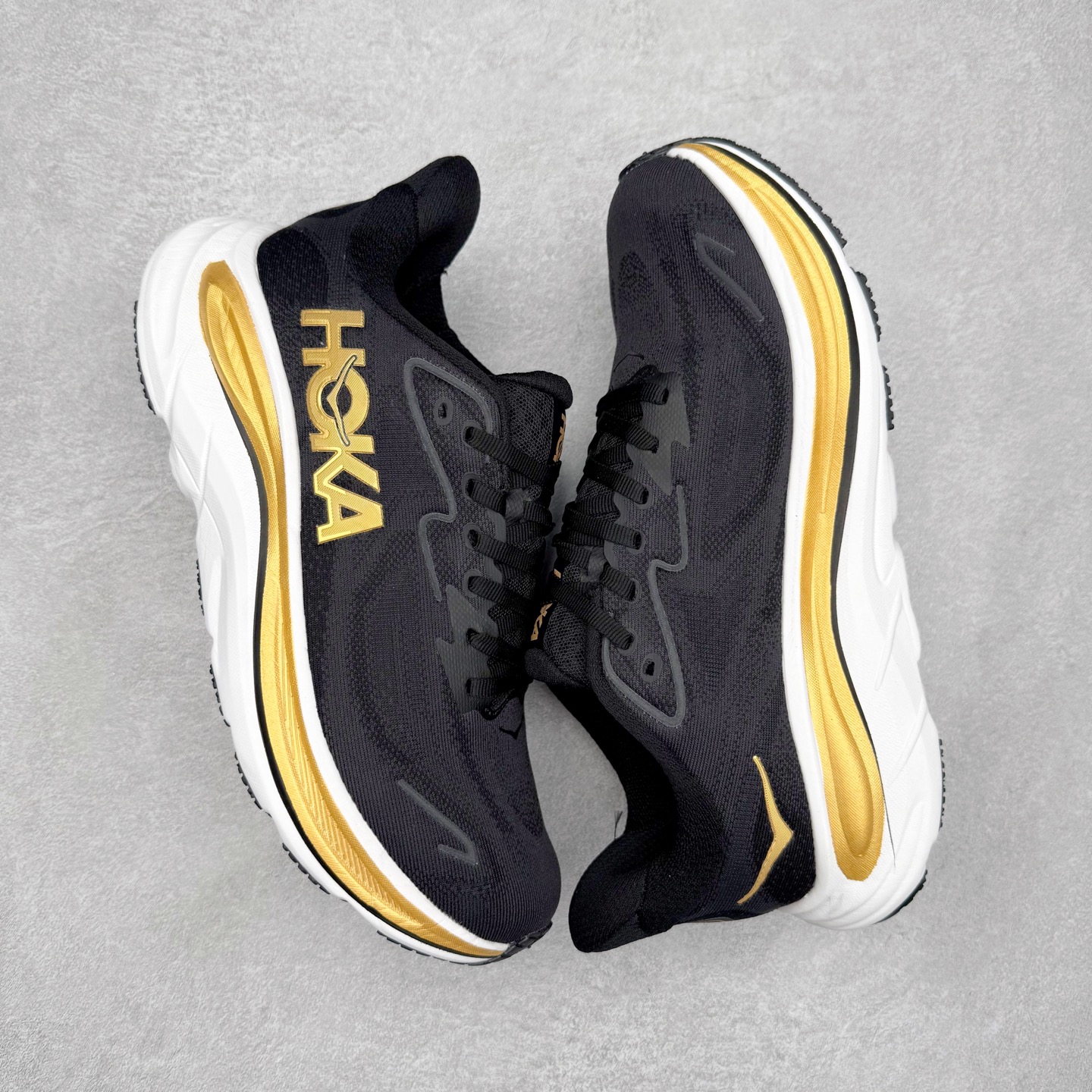 图片[3]-HOKA ONE ONE Clifton 克里夫顿10代专业性能减震公路跑步鞋 轻盈透气的针织网面和纱线的使用让鞋面更挺拔 增强鞋面的强度和支撑性能 搭配柔软的鞋舌 让双脚在舒适包裹中跑的更加畅快 全新泡棉中底 柔软的同时增强回弹性能 为不同跑者提供更平稳流畅的脚感 带来全面的缓冲保护 根据人体工程学设计的延长拉襟 后跟处弹软的海绵填充舒适固定 避免掉跟和摩擦 相比上一代光滑的内衬 Clifton 的内衬增强了摩擦力 避免双脚在鞋内滑动 尺码：36 36.5 37.5 38 38.5 39 40 40.5 41 42 42.5 43 44 44.5 45-选品中心