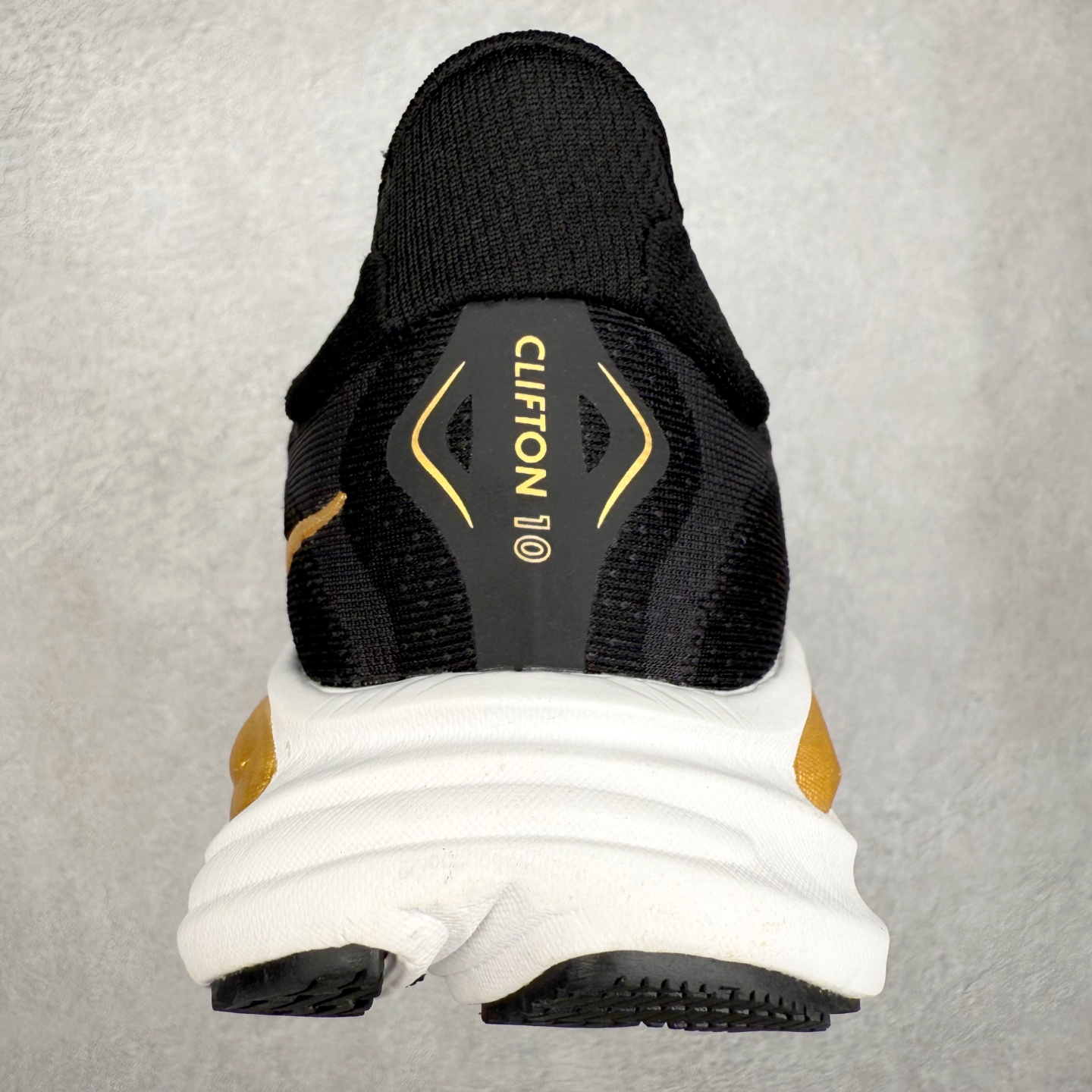 图片[8]-HOKA ONE ONE Clifton 克里夫顿10代专业性能减震公路跑步鞋 轻盈透气的针织网面和纱线的使用让鞋面更挺拔 增强鞋面的强度和支撑性能 搭配柔软的鞋舌 让双脚在舒适包裹中跑的更加畅快 全新泡棉中底 柔软的同时增强回弹性能 为不同跑者提供更平稳流畅的脚感 带来全面的缓冲保护 根据人体工程学设计的延长拉襟 后跟处弹软的海绵填充舒适固定 避免掉跟和摩擦 相比上一代光滑的内衬 Clifton 的内衬增强了摩擦力 避免双脚在鞋内滑动 尺码：36 36.5 37.5 38 38.5 39 40 40.5 41 42 42.5 43 44 44.5 45-选品中心