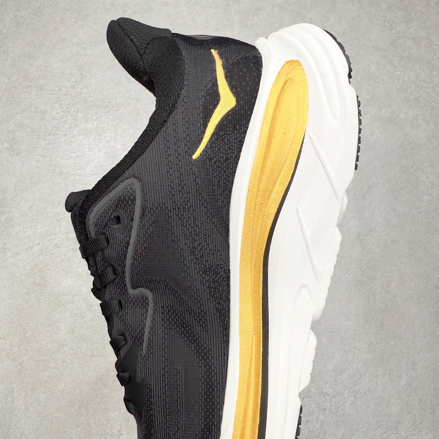 图片[7]-HOKA ONE ONE Clifton 克里夫顿10代专业性能减震公路跑步鞋 轻盈透气的针织网面和纱线的使用让鞋面更挺拔 增强鞋面的强度和支撑性能 搭配柔软的鞋舌 让双脚在舒适包裹中跑的更加畅快 全新泡棉中底 柔软的同时增强回弹性能 为不同跑者提供更平稳流畅的脚感 带来全面的缓冲保护 根据人体工程学设计的延长拉襟 后跟处弹软的海绵填充舒适固定 避免掉跟和摩擦 相比上一代光滑的内衬 Clifton 的内衬增强了摩擦力 避免双脚在鞋内滑动 尺码：36 36.5 37.5 38 38.5 39 40 40.5 41 42 42.5 43 44 44.5 45-选品中心