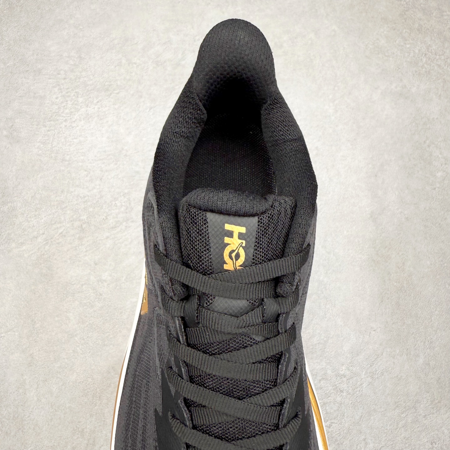 图片[5]-HOKA ONE ONE Clifton 克里夫顿10代专业性能减震公路跑步鞋 轻盈透气的针织网面和纱线的使用让鞋面更挺拔 增强鞋面的强度和支撑性能 搭配柔软的鞋舌 让双脚在舒适包裹中跑的更加畅快 全新泡棉中底 柔软的同时增强回弹性能 为不同跑者提供更平稳流畅的脚感 带来全面的缓冲保护 根据人体工程学设计的延长拉襟 后跟处弹软的海绵填充舒适固定 避免掉跟和摩擦 相比上一代光滑的内衬 Clifton 的内衬增强了摩擦力 避免双脚在鞋内滑动 尺码：36 36.5 37.5 38 38.5 39 40 40.5 41 42 42.5 43 44 44.5 45-选品中心