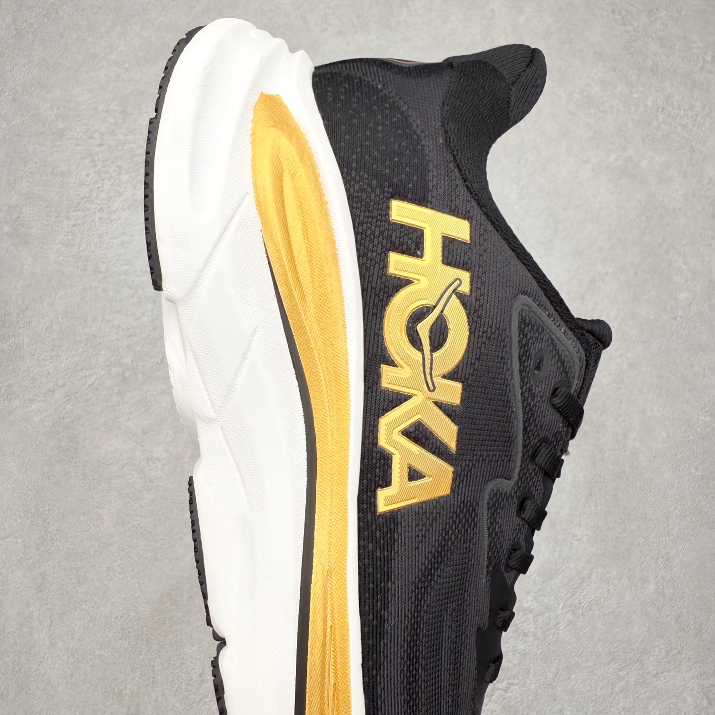 图片[6]-HOKA ONE ONE Clifton 克里夫顿10代专业性能减震公路跑步鞋 轻盈透气的针织网面和纱线的使用让鞋面更挺拔 增强鞋面的强度和支撑性能 搭配柔软的鞋舌 让双脚在舒适包裹中跑的更加畅快 全新泡棉中底 柔软的同时增强回弹性能 为不同跑者提供更平稳流畅的脚感 带来全面的缓冲保护 根据人体工程学设计的延长拉襟 后跟处弹软的海绵填充舒适固定 避免掉跟和摩擦 相比上一代光滑的内衬 Clifton 的内衬增强了摩擦力 避免双脚在鞋内滑动 尺码：36 36.5 37.5 38 38.5 39 40 40.5 41 42 42.5 43 44 44.5 45-选品中心