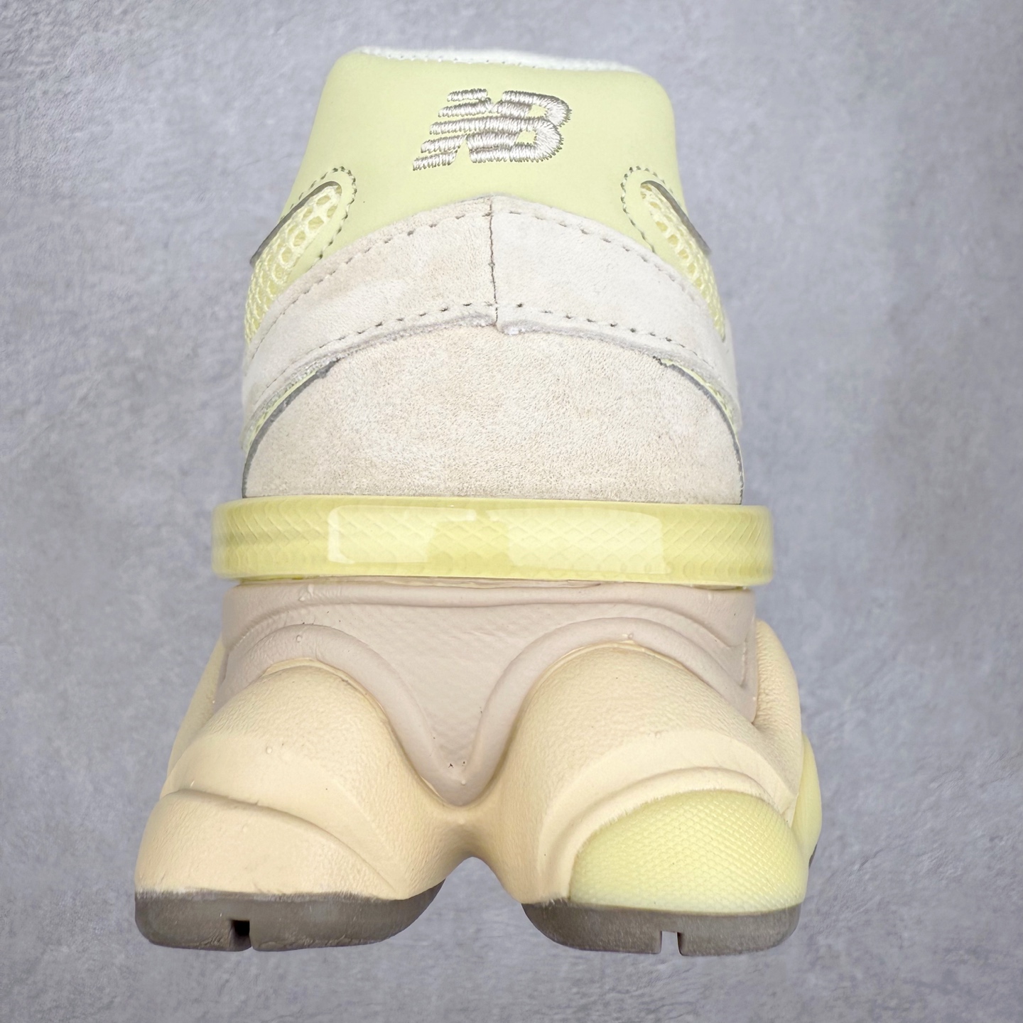 图片[8]-New Balance NB9060 复古运动鞋 新百伦又带来了新鞋型 并且是与芝加哥街头品牌 Joe Freshgoods 的联名款 鞋身主体采用了类似 990 系列的设计风格 与传统复古慢跑鞋区别不大 最大的变化就是鞋底部分 在传统设计的中底外层 增加了多个分区的模块 圆润的线条设计与我们熟悉的 New Balance 风格截然不同 但与同样充满弧形线条的鞋面搭配 看起来毫无违和感 尺码：36-45-选品中心