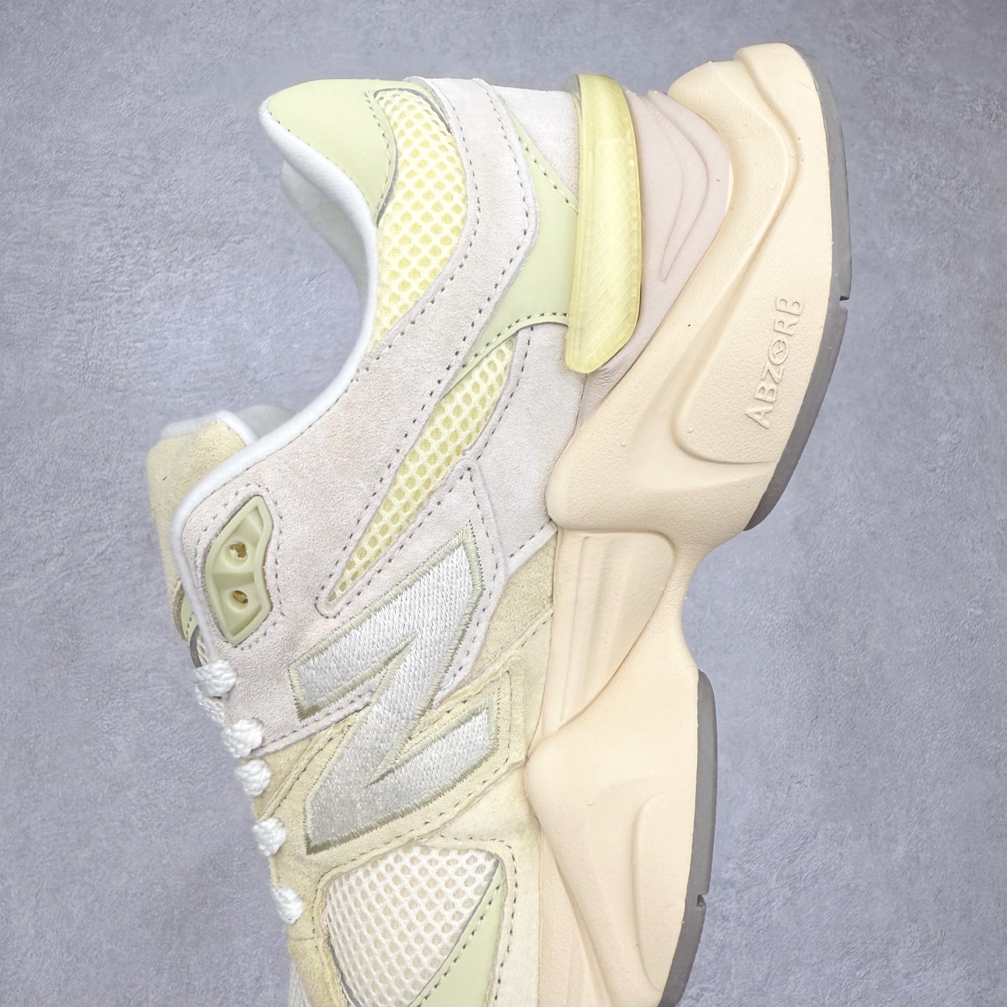 图片[7]-New Balance NB9060 复古运动鞋 新百伦又带来了新鞋型 并且是与芝加哥街头品牌 Joe Freshgoods 的联名款 鞋身主体采用了类似 990 系列的设计风格 与传统复古慢跑鞋区别不大 最大的变化就是鞋底部分 在传统设计的中底外层 增加了多个分区的模块 圆润的线条设计与我们熟悉的 New Balance 风格截然不同 但与同样充满弧形线条的鞋面搭配 看起来毫无违和感 尺码：36-45-选品中心