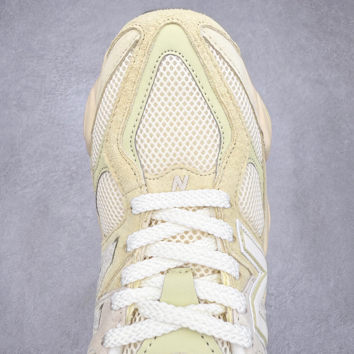 图片[4]-New Balance NB9060 复古运动鞋 新百伦又带来了新鞋型 并且是与芝加哥街头品牌 Joe Freshgoods 的联名款 鞋身主体采用了类似 990 系列的设计风格 与传统复古慢跑鞋区别不大 最大的变化就是鞋底部分 在传统设计的中底外层 增加了多个分区的模块 圆润的线条设计与我们熟悉的 New Balance 风格截然不同 但与同样充满弧形线条的鞋面搭配 看起来毫无违和感 尺码：36-45-选品中心