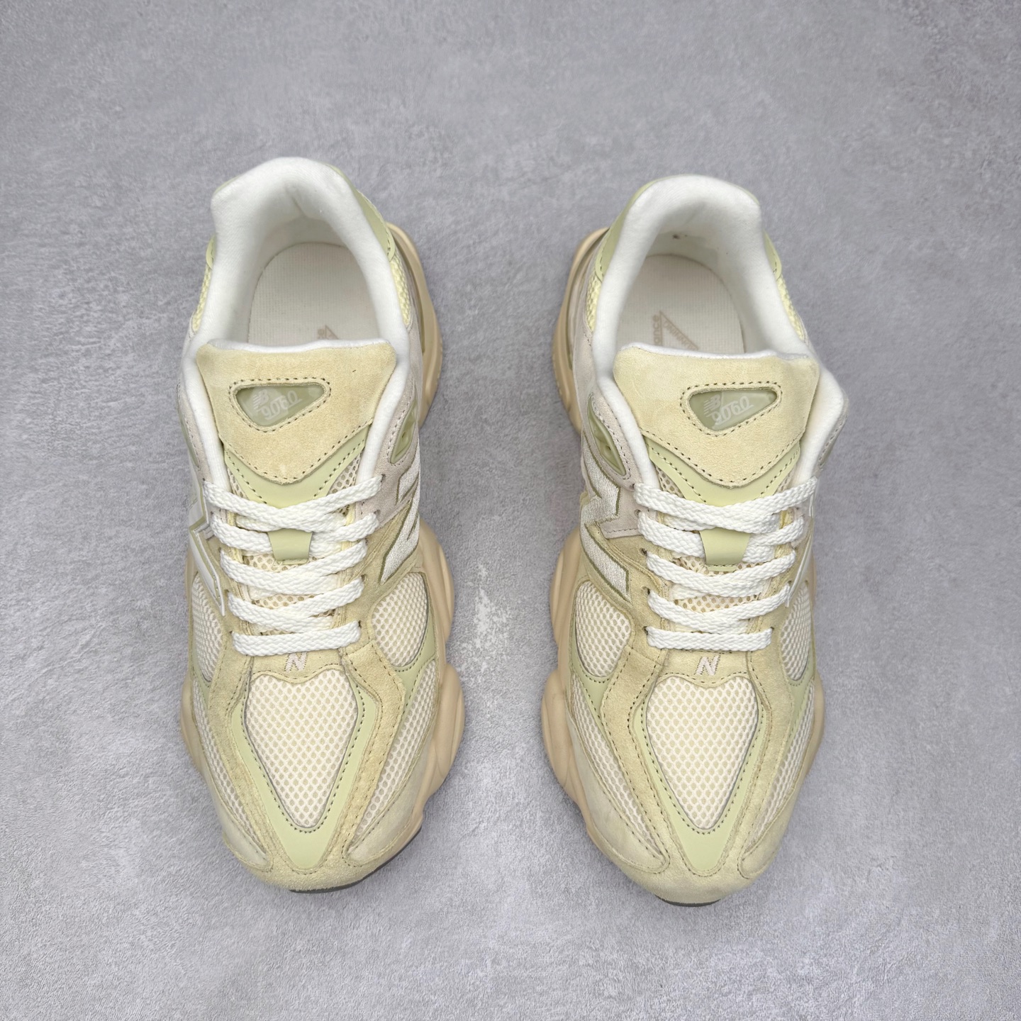 图片[2]-New Balance NB9060 复古运动鞋 新百伦又带来了新鞋型 并且是与芝加哥街头品牌 Joe Freshgoods 的联名款 鞋身主体采用了类似 990 系列的设计风格 与传统复古慢跑鞋区别不大 最大的变化就是鞋底部分 在传统设计的中底外层 增加了多个分区的模块 圆润的线条设计与我们熟悉的 New Balance 风格截然不同 但与同样充满弧形线条的鞋面搭配 看起来毫无违和感 尺码：36-45-选品中心