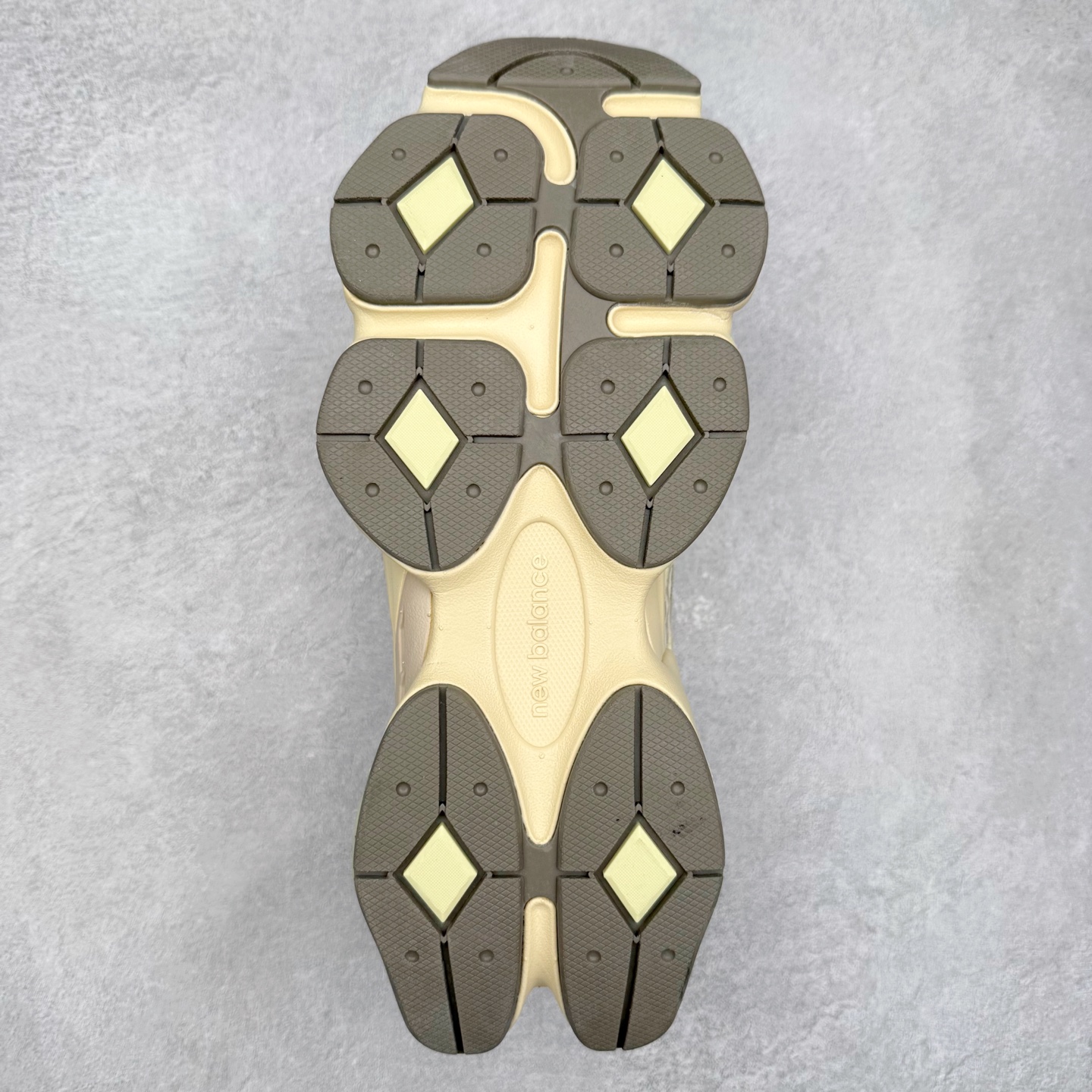 图片[9]-New Balance NB9060 复古运动鞋 新百伦又带来了新鞋型 并且是与芝加哥街头品牌 Joe Freshgoods 的联名款 鞋身主体采用了类似 990 系列的设计风格 与传统复古慢跑鞋区别不大 最大的变化就是鞋底部分 在传统设计的中底外层 增加了多个分区的模块 圆润的线条设计与我们熟悉的 New Balance 风格截然不同 但与同样充满弧形线条的鞋面搭配 看起来毫无违和感 尺码：36-45-选品中心