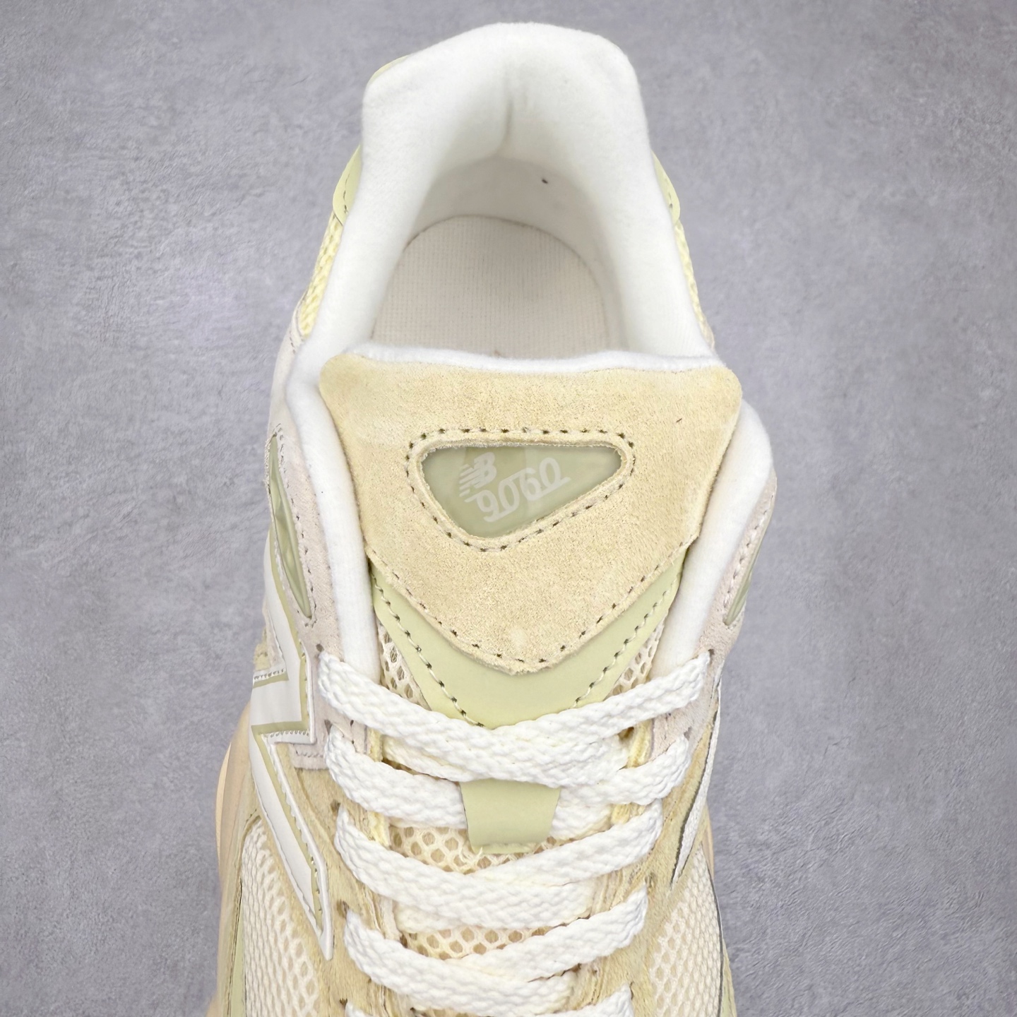 图片[5]-New Balance NB9060 复古运动鞋 新百伦又带来了新鞋型 并且是与芝加哥街头品牌 Joe Freshgoods 的联名款 鞋身主体采用了类似 990 系列的设计风格 与传统复古慢跑鞋区别不大 最大的变化就是鞋底部分 在传统设计的中底外层 增加了多个分区的模块 圆润的线条设计与我们熟悉的 New Balance 风格截然不同 但与同样充满弧形线条的鞋面搭配 看起来毫无违和感 尺码：36-45-选品中心