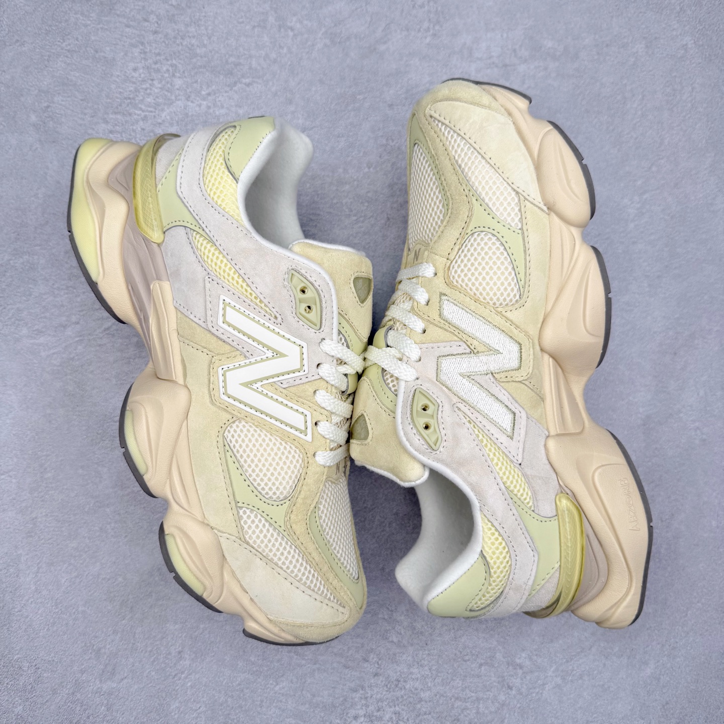 图片[3]-New Balance NB9060 复古运动鞋 新百伦又带来了新鞋型 并且是与芝加哥街头品牌 Joe Freshgoods 的联名款 鞋身主体采用了类似 990 系列的设计风格 与传统复古慢跑鞋区别不大 最大的变化就是鞋底部分 在传统设计的中底外层 增加了多个分区的模块 圆润的线条设计与我们熟悉的 New Balance 风格截然不同 但与同样充满弧形线条的鞋面搭配 看起来毫无违和感 尺码：36-45-选品中心