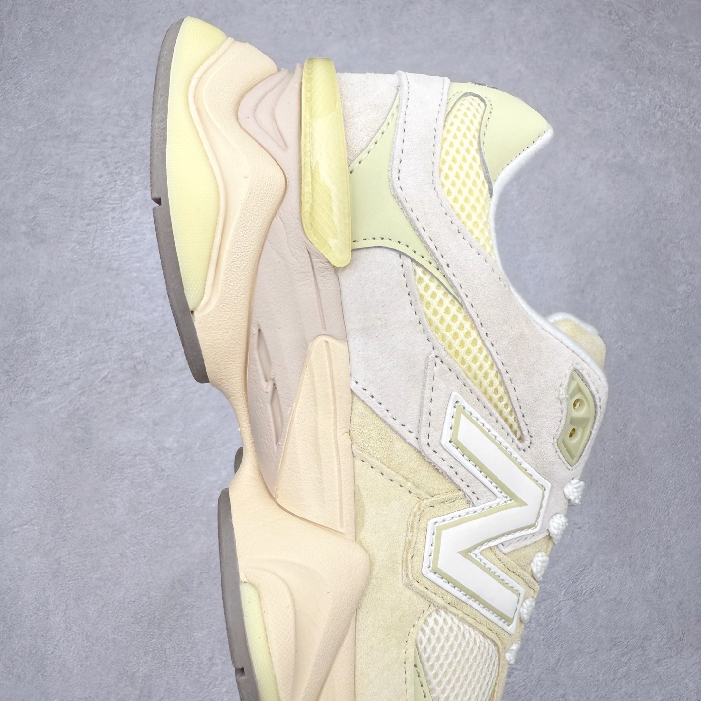 图片[6]-New Balance NB9060 复古运动鞋 新百伦又带来了新鞋型 并且是与芝加哥街头品牌 Joe Freshgoods 的联名款 鞋身主体采用了类似 990 系列的设计风格 与传统复古慢跑鞋区别不大 最大的变化就是鞋底部分 在传统设计的中底外层 增加了多个分区的模块 圆润的线条设计与我们熟悉的 New Balance 风格截然不同 但与同样充满弧形线条的鞋面搭配 看起来毫无违和感 尺码：36-45-选品中心