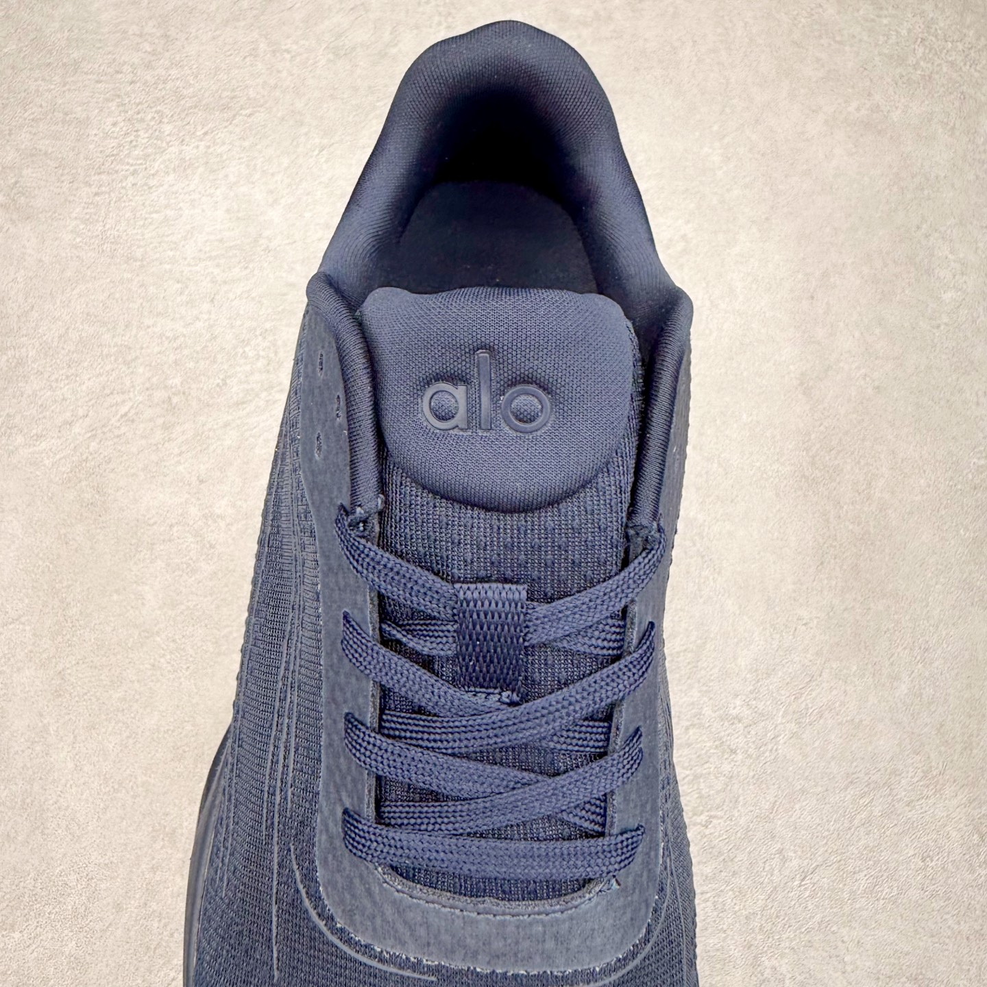 图片[5]-Alo yoga Alo Runner 舒适百搭防滑耐磨低帮跑步鞋 Alo Yoga于2007年创立于洛杉矶，意在传播有意识的运动，同时激发人们的健康意识与创造力。品牌的核心理念在于制作能够带来完美体验的瑜伽服饰与功能性单品，让有意识的运动触入并改变生活。Alo Yoga将其设计延伸到日常服饰概念，坚持不懈地捕捉当代时尚潮流，将品牌的运动美学理念、精致前卫的设计与舒适功能面料完美结合。与此同时，Alo Yoga的设计受到了时尚界人士与名人们的追捧，Talor Swift、Kendall Jenner等街拍照片中都曾出现品牌不同单品的身影。尺码：36 36.5 37.5 38 38.5 39 40 40.5 41 42 42.5 43 44 44.5 45-选品中心