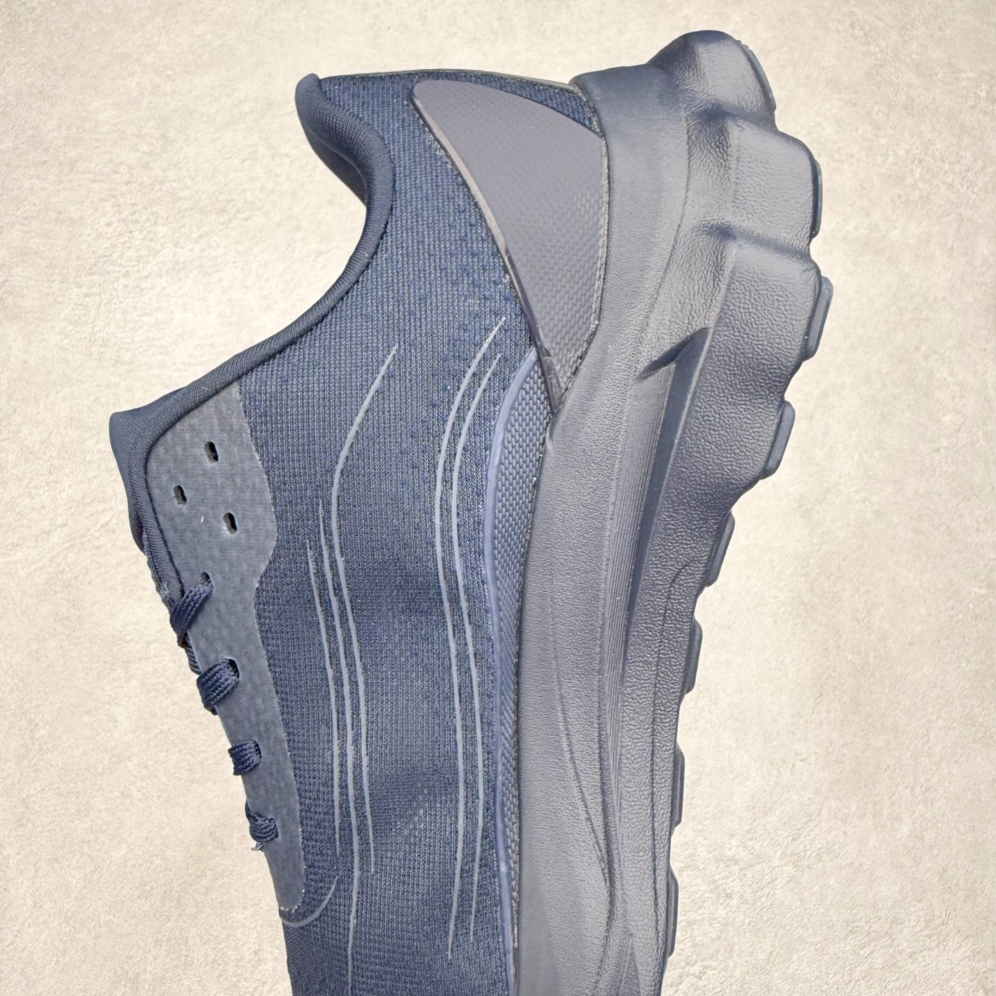 图片[7]-Alo yoga Alo Runner 舒适百搭防滑耐磨低帮跑步鞋 Alo Yoga于2007年创立于洛杉矶，意在传播有意识的运动，同时激发人们的健康意识与创造力。品牌的核心理念在于制作能够带来完美体验的瑜伽服饰与功能性单品，让有意识的运动触入并改变生活。Alo Yoga将其设计延伸到日常服饰概念，坚持不懈地捕捉当代时尚潮流，将品牌的运动美学理念、精致前卫的设计与舒适功能面料完美结合。与此同时，Alo Yoga的设计受到了时尚界人士与名人们的追捧，Talor Swift、Kendall Jenner等街拍照片中都曾出现品牌不同单品的身影。尺码：36 36.5 37.5 38 38.5 39 40 40.5 41 42 42.5 43 44 44.5 45-选品中心