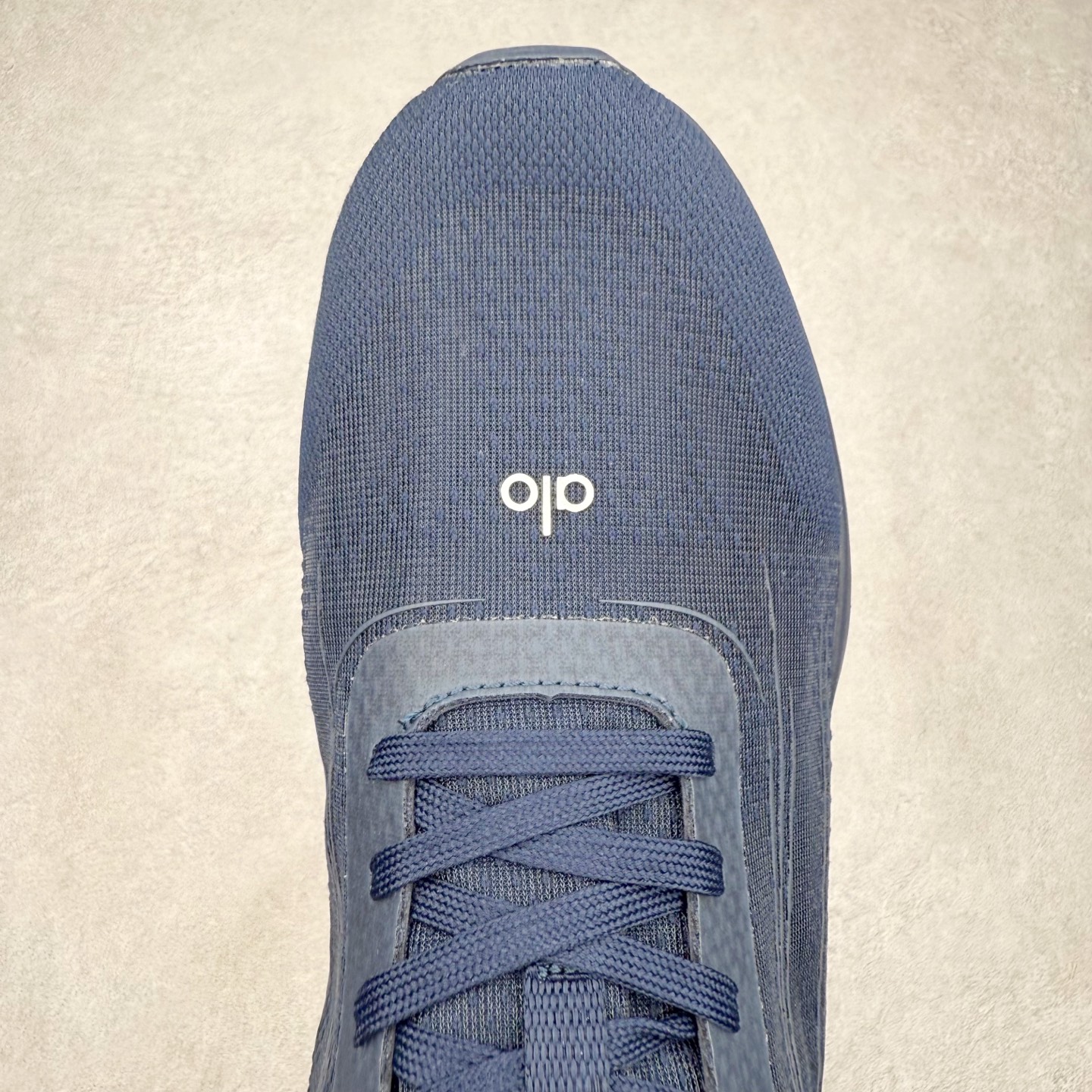 图片[4]-Alo yoga Alo Runner 舒适百搭防滑耐磨低帮跑步鞋 Alo Yoga于2007年创立于洛杉矶，意在传播有意识的运动，同时激发人们的健康意识与创造力。品牌的核心理念在于制作能够带来完美体验的瑜伽服饰与功能性单品，让有意识的运动触入并改变生活。Alo Yoga将其设计延伸到日常服饰概念，坚持不懈地捕捉当代时尚潮流，将品牌的运动美学理念、精致前卫的设计与舒适功能面料完美结合。与此同时，Alo Yoga的设计受到了时尚界人士与名人们的追捧，Talor Swift、Kendall Jenner等街拍照片中都曾出现品牌不同单品的身影。尺码：36 36.5 37.5 38 38.5 39 40 40.5 41 42 42.5 43 44 44.5 45-选品中心