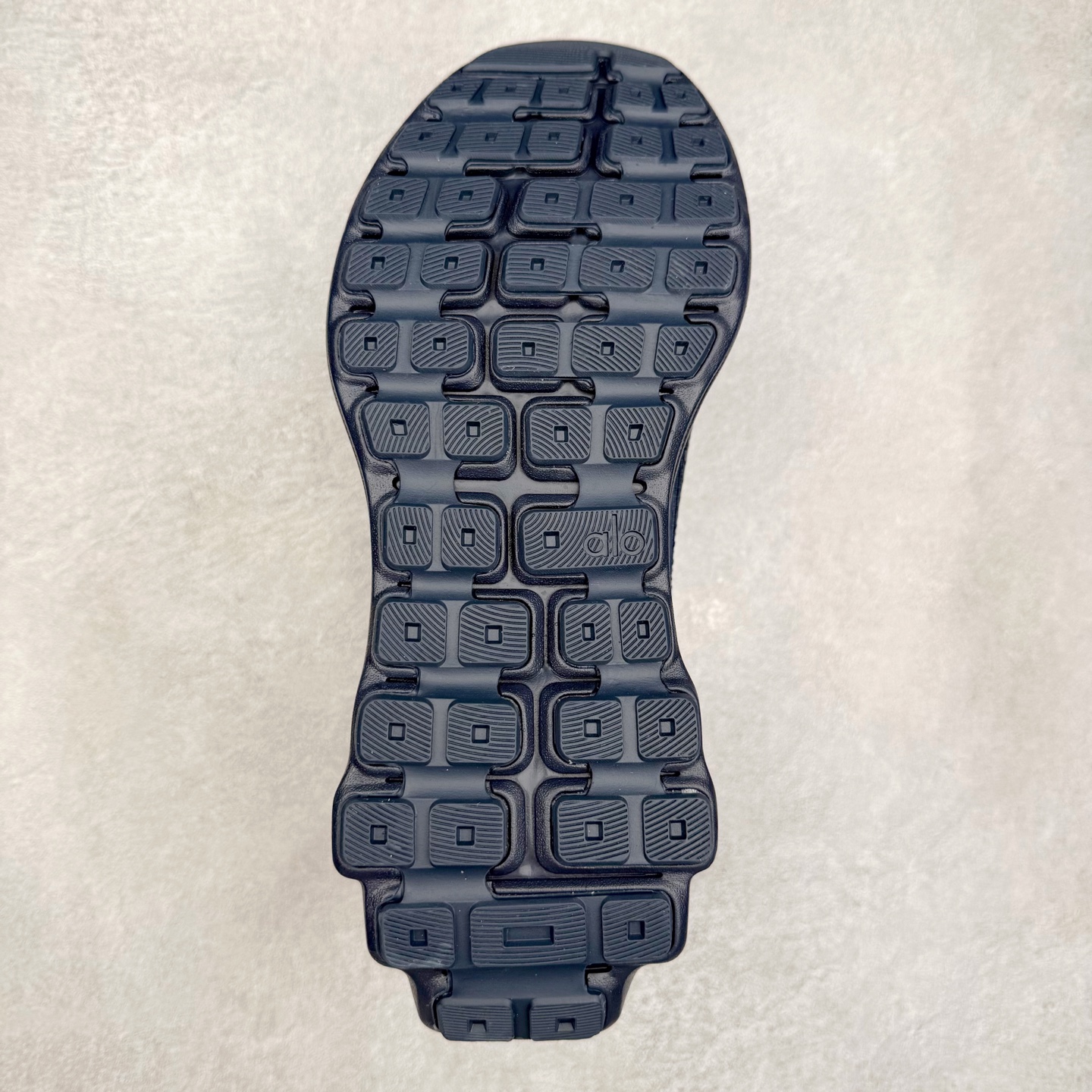 图片[9]-Alo yoga Alo Runner 舒适百搭防滑耐磨低帮跑步鞋 Alo Yoga于2007年创立于洛杉矶，意在传播有意识的运动，同时激发人们的健康意识与创造力。品牌的核心理念在于制作能够带来完美体验的瑜伽服饰与功能性单品，让有意识的运动触入并改变生活。Alo Yoga将其设计延伸到日常服饰概念，坚持不懈地捕捉当代时尚潮流，将品牌的运动美学理念、精致前卫的设计与舒适功能面料完美结合。与此同时，Alo Yoga的设计受到了时尚界人士与名人们的追捧，Talor Swift、Kendall Jenner等街拍照片中都曾出现品牌不同单品的身影。尺码：36 36.5 37.5 38 38.5 39 40 40.5 41 42 42.5 43 44 44.5 45-选品中心