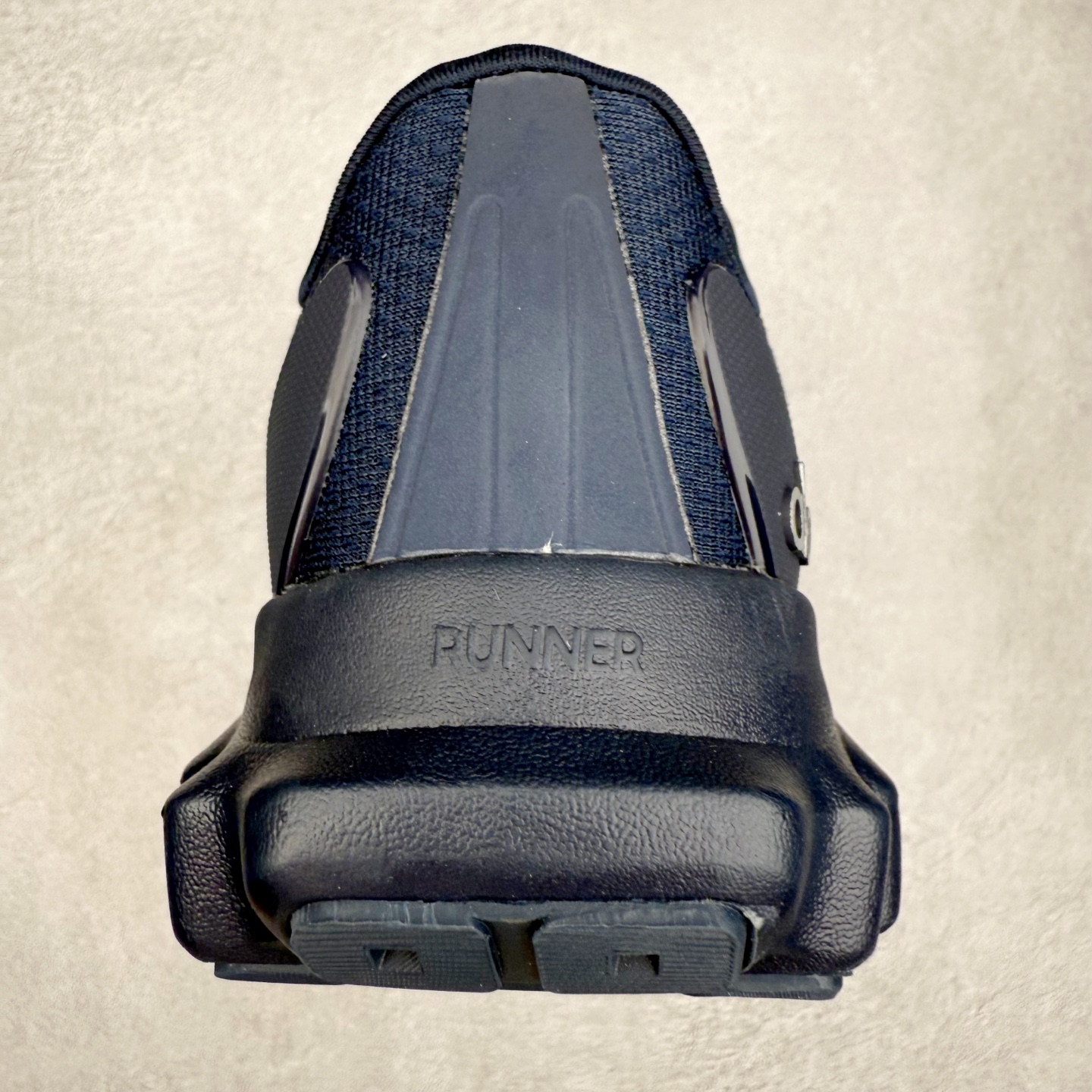 图片[8]-Alo yoga Alo Runner 舒适百搭防滑耐磨低帮跑步鞋 Alo Yoga于2007年创立于洛杉矶，意在传播有意识的运动，同时激发人们的健康意识与创造力。品牌的核心理念在于制作能够带来完美体验的瑜伽服饰与功能性单品，让有意识的运动触入并改变生活。Alo Yoga将其设计延伸到日常服饰概念，坚持不懈地捕捉当代时尚潮流，将品牌的运动美学理念、精致前卫的设计与舒适功能面料完美结合。与此同时，Alo Yoga的设计受到了时尚界人士与名人们的追捧，Talor Swift、Kendall Jenner等街拍照片中都曾出现品牌不同单品的身影。尺码：36 36.5 37.5 38 38.5 39 40 40.5 41 42 42.5 43 44 44.5 45-选品中心