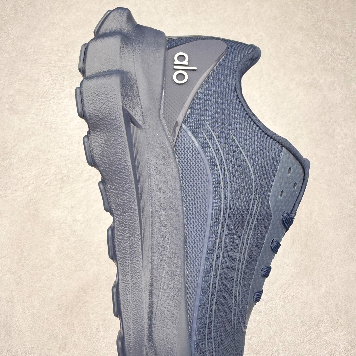 图片[6]-Alo yoga Alo Runner 舒适百搭防滑耐磨低帮跑步鞋 Alo Yoga于2007年创立于洛杉矶，意在传播有意识的运动，同时激发人们的健康意识与创造力。品牌的核心理念在于制作能够带来完美体验的瑜伽服饰与功能性单品，让有意识的运动触入并改变生活。Alo Yoga将其设计延伸到日常服饰概念，坚持不懈地捕捉当代时尚潮流，将品牌的运动美学理念、精致前卫的设计与舒适功能面料完美结合。与此同时，Alo Yoga的设计受到了时尚界人士与名人们的追捧，Talor Swift、Kendall Jenner等街拍照片中都曾出现品牌不同单品的身影。尺码：36 36.5 37.5 38 38.5 39 40 40.5 41 42 42.5 43 44 44.5 45-选品中心