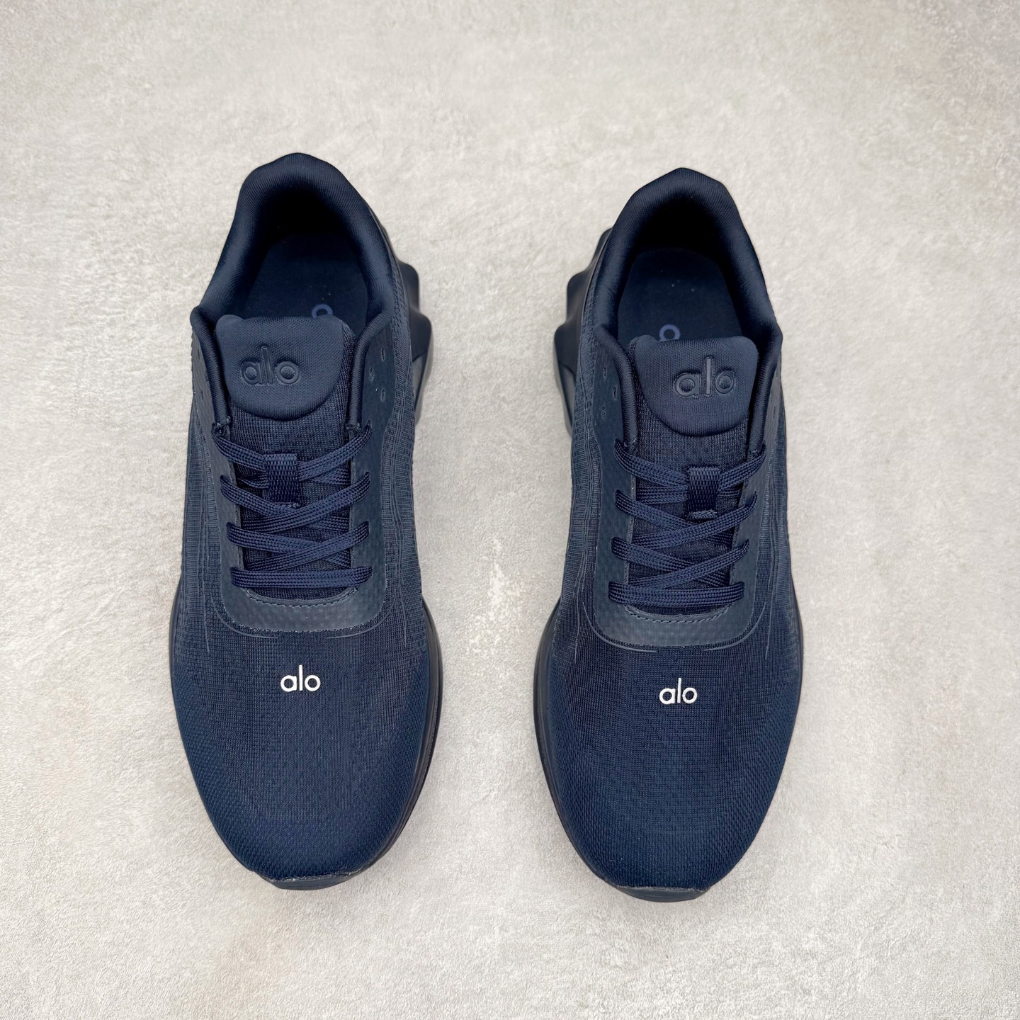 图片[2]-Alo yoga Alo Runner 舒适百搭防滑耐磨低帮跑步鞋 Alo Yoga于2007年创立于洛杉矶，意在传播有意识的运动，同时激发人们的健康意识与创造力。品牌的核心理念在于制作能够带来完美体验的瑜伽服饰与功能性单品，让有意识的运动触入并改变生活。Alo Yoga将其设计延伸到日常服饰概念，坚持不懈地捕捉当代时尚潮流，将品牌的运动美学理念、精致前卫的设计与舒适功能面料完美结合。与此同时，Alo Yoga的设计受到了时尚界人士与名人们的追捧，Talor Swift、Kendall Jenner等街拍照片中都曾出现品牌不同单品的身影。尺码：36 36.5 37.5 38 38.5 39 40 40.5 41 42 42.5 43 44 44.5 45-选品中心