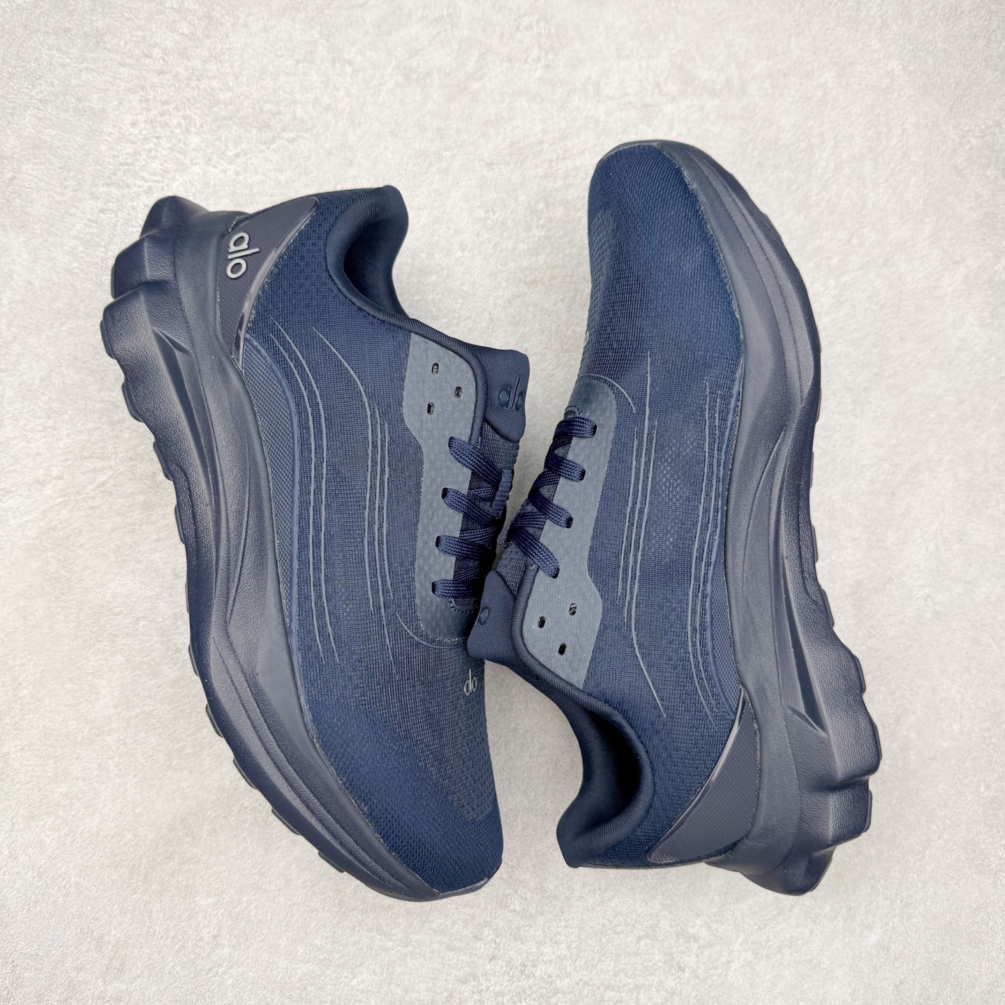 图片[3]-Alo yoga Alo Runner 舒适百搭防滑耐磨低帮跑步鞋 Alo Yoga于2007年创立于洛杉矶，意在传播有意识的运动，同时激发人们的健康意识与创造力。品牌的核心理念在于制作能够带来完美体验的瑜伽服饰与功能性单品，让有意识的运动触入并改变生活。Alo Yoga将其设计延伸到日常服饰概念，坚持不懈地捕捉当代时尚潮流，将品牌的运动美学理念、精致前卫的设计与舒适功能面料完美结合。与此同时，Alo Yoga的设计受到了时尚界人士与名人们的追捧，Talor Swift、Kendall Jenner等街拍照片中都曾出现品牌不同单品的身影。尺码：36 36.5 37.5 38 38.5 39 40 40.5 41 42 42.5 43 44 44.5 45-选品中心