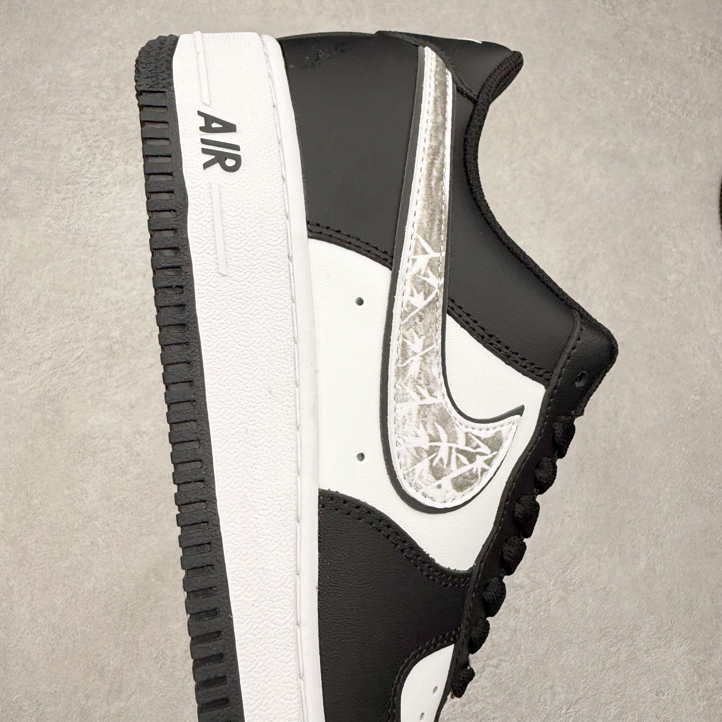 图片[6]-NK Air Force 1´07 Low 空军一号低帮百搭休闲运动板鞋 ZH0316-118 柔软、弹性十足的缓震性能和出色的中底设计 横跨复古与现代的外型结合 造就出风靡全球 三十多年的Force 1 直到今天还深受青睐 实拍调校N版已经零色差零失真 百分百还原实物色彩所见即所得 不存在货不对板色差等低级问题 选购参考实物拍摄 不混卖不参货 只用心做好货严格选品 承诺混一赔十 尺码：36 36.5 37.5 38 38.5 39 40 40.5 41 42 42.5 43 44 44.5 45-选品中心