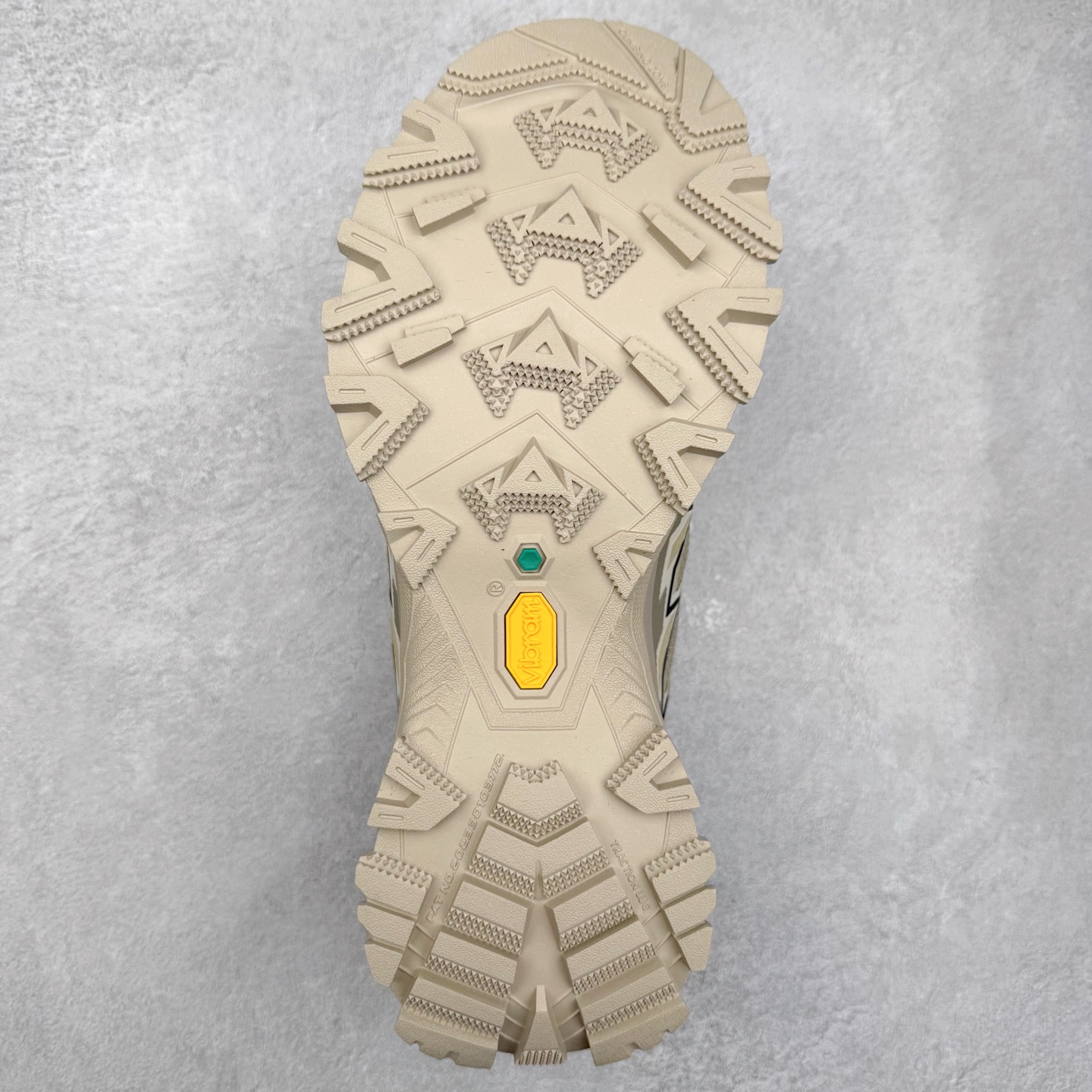 图片[9]-KAILAS 凯乐石远征5代 FLT 舒适简约经典登山 防滑耐磨防水低帮徒步鞋 KAILAS凯乐石品牌是全球三大全系攀登品牌之一，于2003年创立于中国广州，致力于为有攀登梦想的户外运动员及爱好者，研发制造功能性专业装备，满足他们在极限环境下安全舒适的需求，凯乐石专注于科技面料的开发及专业功能设计，产品线覆盖登山、攀岩、徒步、越野跑山、露营、旅行等多项户外运动，通过运动员的测试反馈，不断进化迭代，产品荣获国内外大奖71座，发明专利21个，更突破性的自主研发攀登器械，打造出中国的攀登硬实力。实拍调校N版已经零色差零失真 百分百还原实物色彩所见即所得 不存在货不对板色差等低级问题 选购参考实物拍摄 不混卖不参货 只用心做好货严格选品 承诺混一赔十 尺码：36 36.5 37.5 38 38.5 39 40 40.5 41 42 42.5 43 44 44.5 45-选品中心