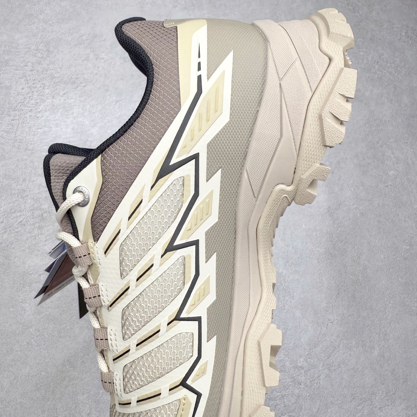 图片[7]-KAILAS 凯乐石远征5代 FLT 舒适简约经典登山 防滑耐磨防水低帮徒步鞋 KAILAS凯乐石品牌是全球三大全系攀登品牌之一，于2003年创立于中国广州，致力于为有攀登梦想的户外运动员及爱好者，研发制造功能性专业装备，满足他们在极限环境下安全舒适的需求，凯乐石专注于科技面料的开发及专业功能设计，产品线覆盖登山、攀岩、徒步、越野跑山、露营、旅行等多项户外运动，通过运动员的测试反馈，不断进化迭代，产品荣获国内外大奖71座，发明专利21个，更突破性的自主研发攀登器械，打造出中国的攀登硬实力。实拍调校N版已经零色差零失真 百分百还原实物色彩所见即所得 不存在货不对板色差等低级问题 选购参考实物拍摄 不混卖不参货 只用心做好货严格选品 承诺混一赔十 尺码：36 36.5 37.5 38 38.5 39 40 40.5 41 42 42.5 43 44 44.5 45-选品中心