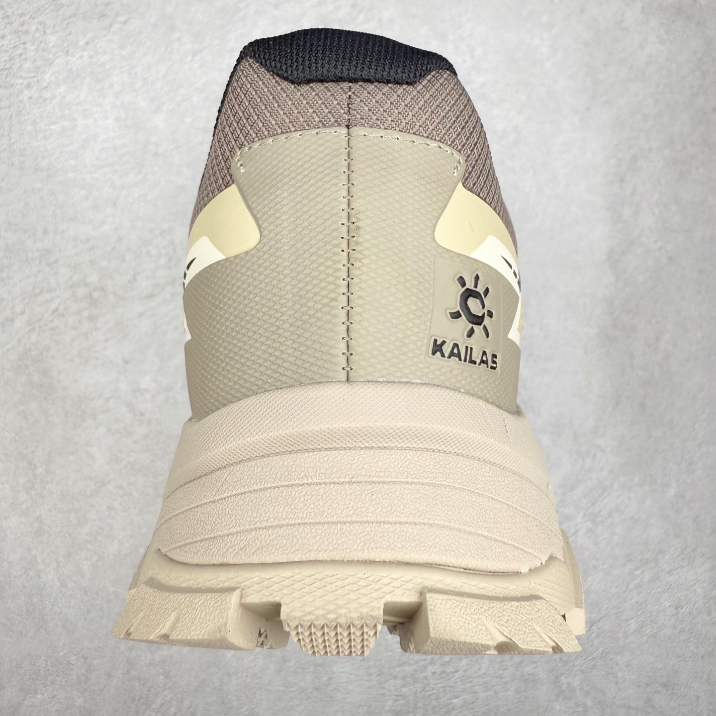 图片[8]-KAILAS 凯乐石远征5代 FLT 舒适简约经典登山 防滑耐磨防水低帮徒步鞋 KAILAS凯乐石品牌是全球三大全系攀登品牌之一，于2003年创立于中国广州，致力于为有攀登梦想的户外运动员及爱好者，研发制造功能性专业装备，满足他们在极限环境下安全舒适的需求，凯乐石专注于科技面料的开发及专业功能设计，产品线覆盖登山、攀岩、徒步、越野跑山、露营、旅行等多项户外运动，通过运动员的测试反馈，不断进化迭代，产品荣获国内外大奖71座，发明专利21个，更突破性的自主研发攀登器械，打造出中国的攀登硬实力。实拍调校N版已经零色差零失真 百分百还原实物色彩所见即所得 不存在货不对板色差等低级问题 选购参考实物拍摄 不混卖不参货 只用心做好货严格选品 承诺混一赔十 尺码：36 36.5 37.5 38 38.5 39 40 40.5 41 42 42.5 43 44 44.5 45-选品中心