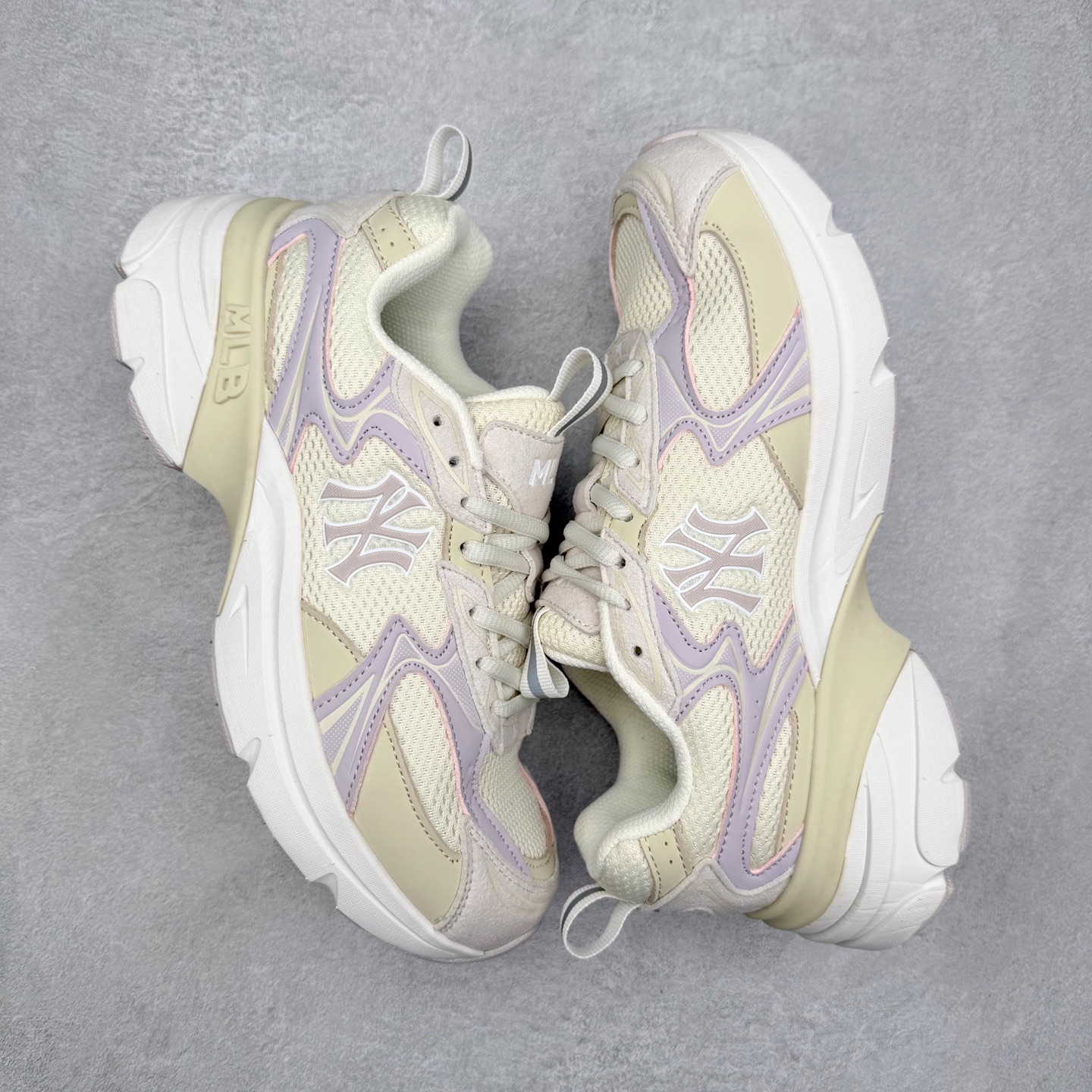 图片[3]-MLB New York Yankees Curve Runner 舒适百搭流浪鞋防滑耐磨低帮跑步鞋 Korea韩国联名NY美国榄球纽约洋基队限定 目前可过轻松秒过各类鉴定 能操作的私聊 韩国代购专供 左脚内置NFC感应 区别市面贴纸假芯片 MLB专用菱形双针中底布 重点细节中底布带注胶孔 原厂NFC感应吊牌 支持鉴定 一个两位数 原盒原标 全套原楦原纸板原厂数据开发 中韩文保养标贴 绿色防霉片 平台代购专供 独家一比一RB+MD组合大底 高频后跟小人Logo精准对位立体饱满 正确网布加超迁鞋面 转印中底走线紧密 转印Logo工艺表层防刮不掉色 尺码：35 36 36.5 37.5 38 38.5 39 40 40.5 41 42 42.5 43 44 44.5 45-选品中心