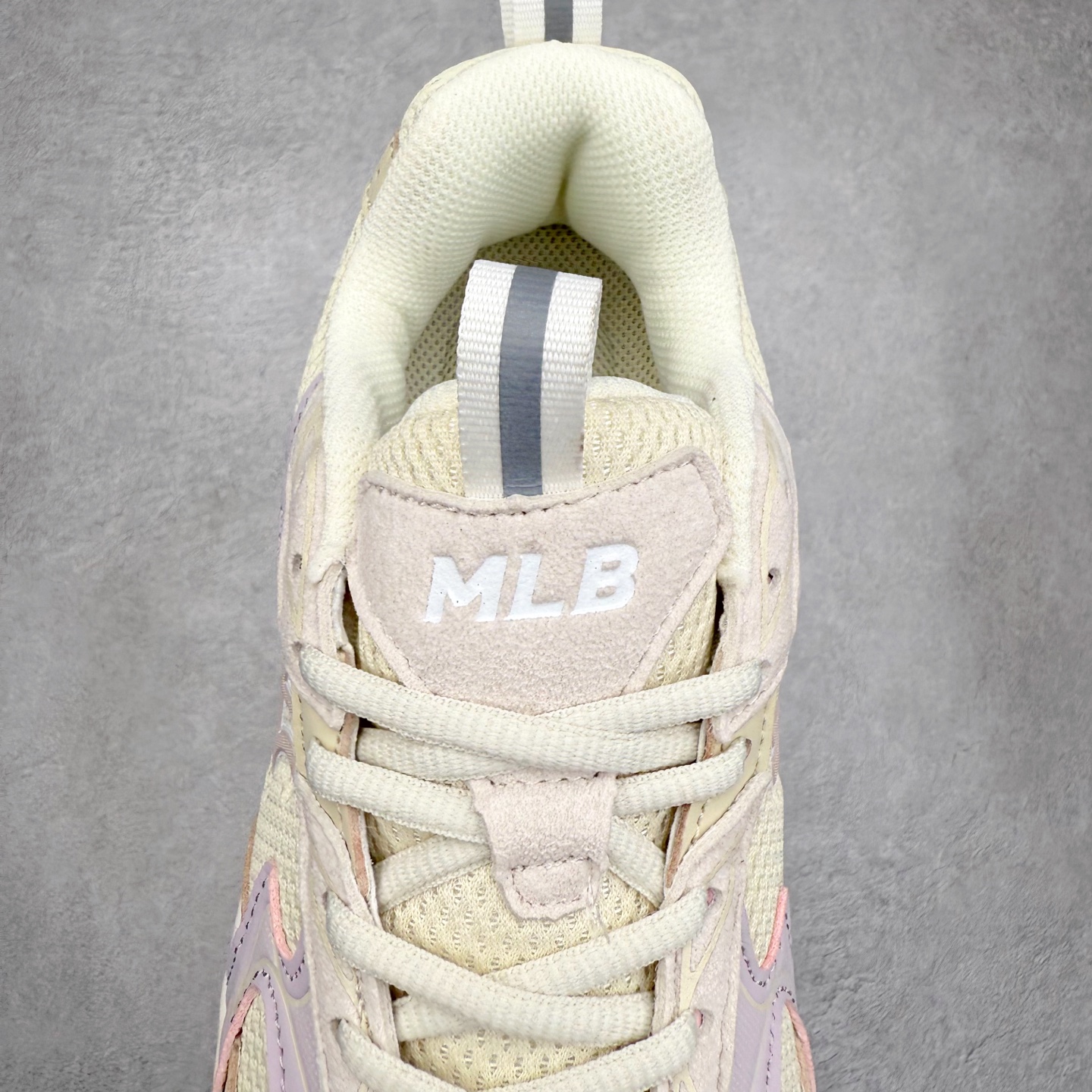 图片[5]-MLB New York Yankees Curve Runner 舒适百搭流浪鞋防滑耐磨低帮跑步鞋 Korea韩国联名NY美国榄球纽约洋基队限定 目前可过轻松秒过各类鉴定 能操作的私聊 韩国代购专供 左脚内置NFC感应 区别市面贴纸假芯片 MLB专用菱形双针中底布 重点细节中底布带注胶孔 原厂NFC感应吊牌 支持鉴定 一个两位数 原盒原标 全套原楦原纸板原厂数据开发 中韩文保养标贴 绿色防霉片 平台代购专供 独家一比一RB+MD组合大底 高频后跟小人Logo精准对位立体饱满 正确网布加超迁鞋面 转印中底走线紧密 转印Logo工艺表层防刮不掉色 尺码：35 36 36.5 37.5 38 38.5 39 40 40.5 41 42 42.5 43 44 44.5 45-选品中心